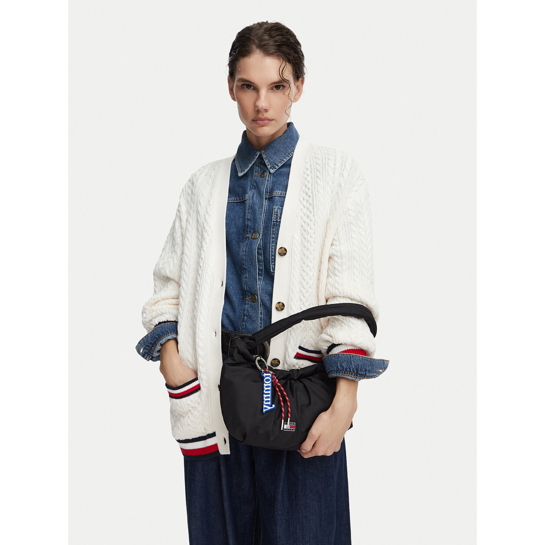 Torbica Tommy Jeans Tjw Icon Charms Shoulder Bag AW0AW18780 Crna