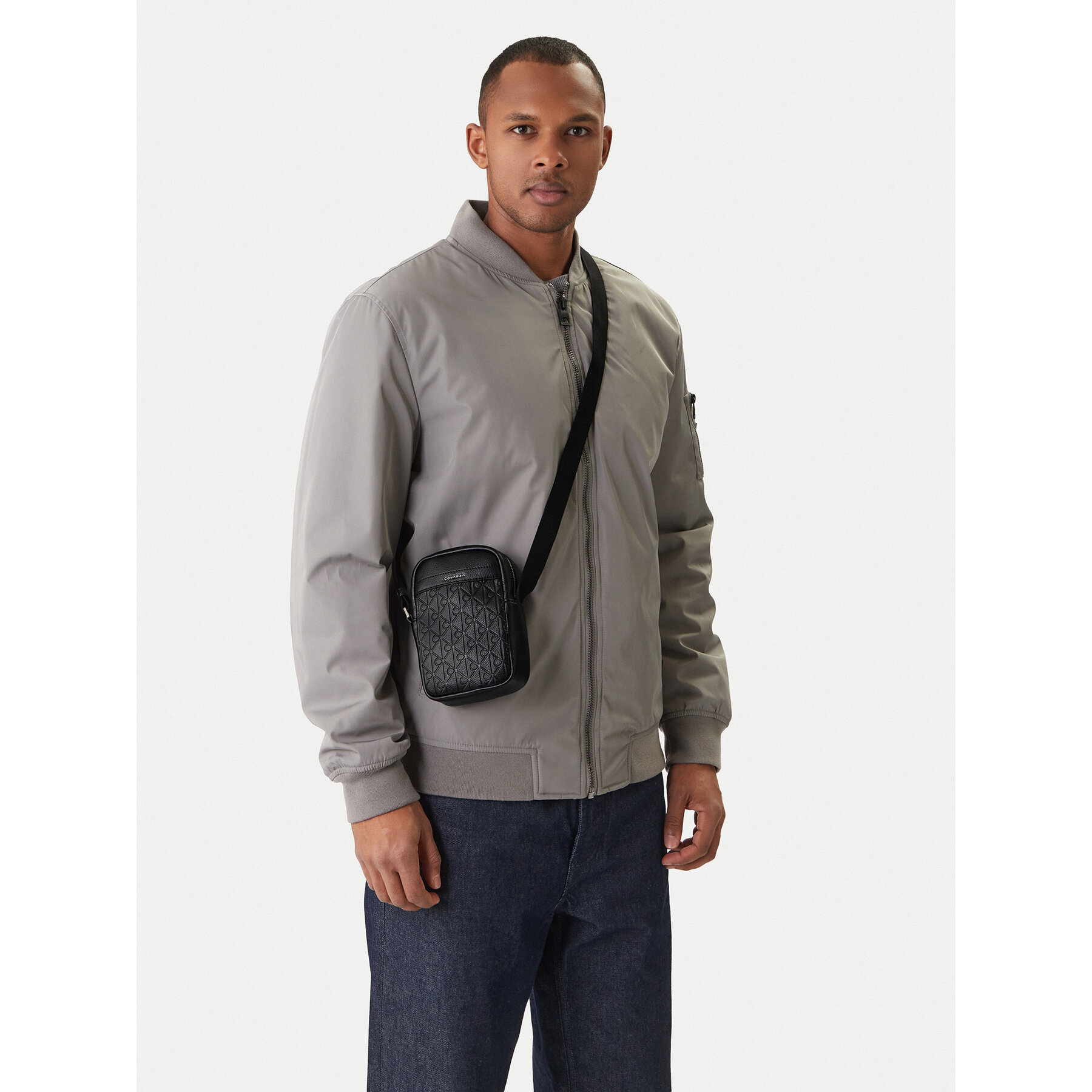 Taška cez rameno Calvin Klein Emblem Aop Emboss Slim Reporter LV04D3228G Čierna