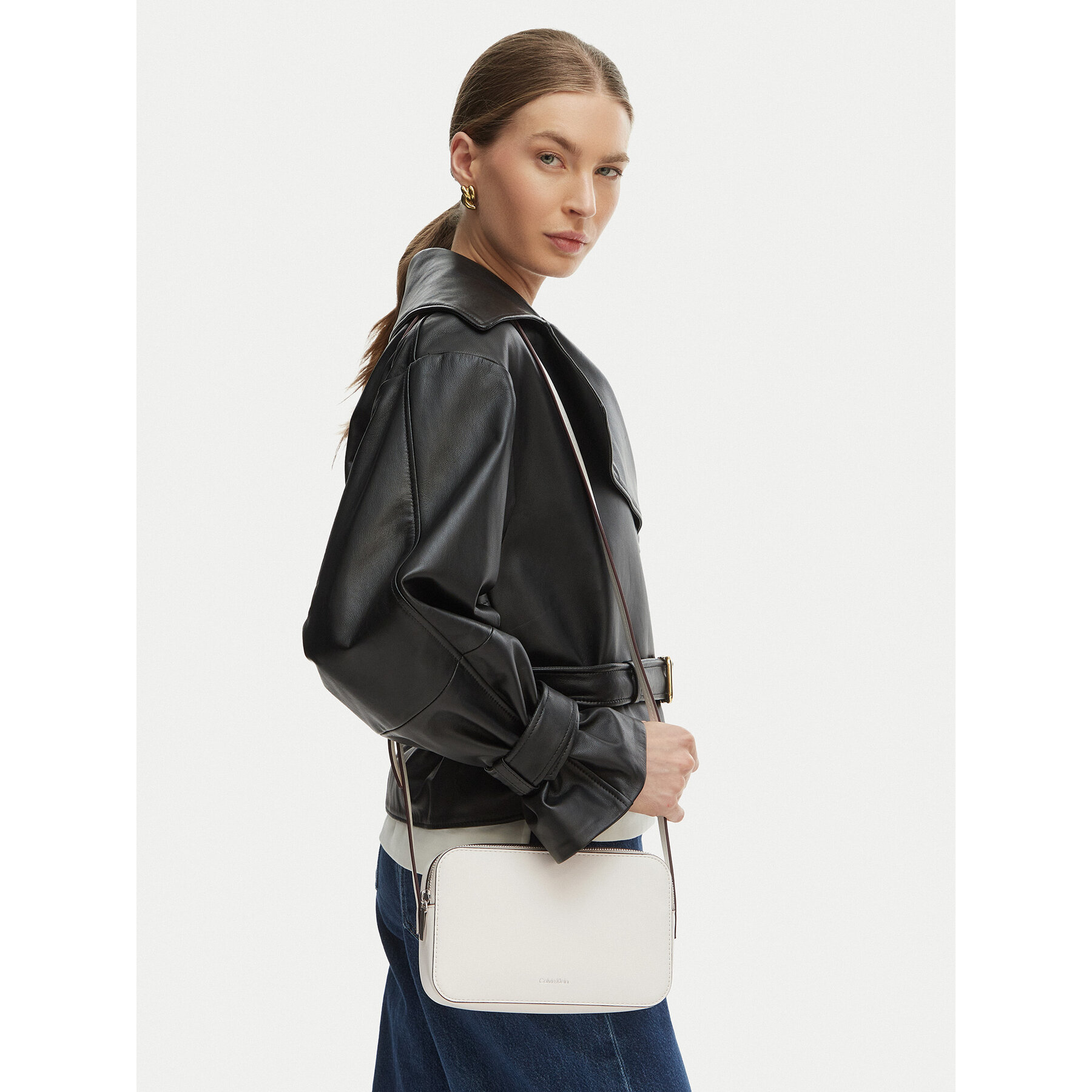 Torbica Calvin Klein Foil Logo Elongated Camera Bag LV04F3276G Bijela