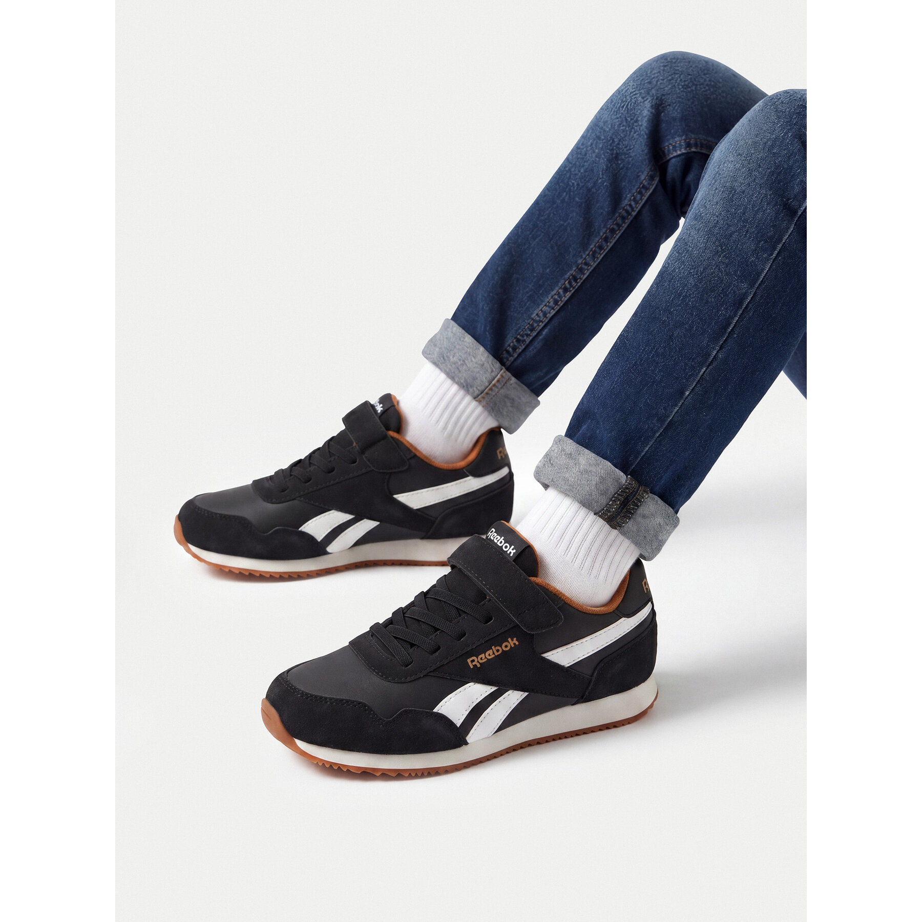 Sneakersy Reebok CEO-V9-25195-02(IV)CH Čierna