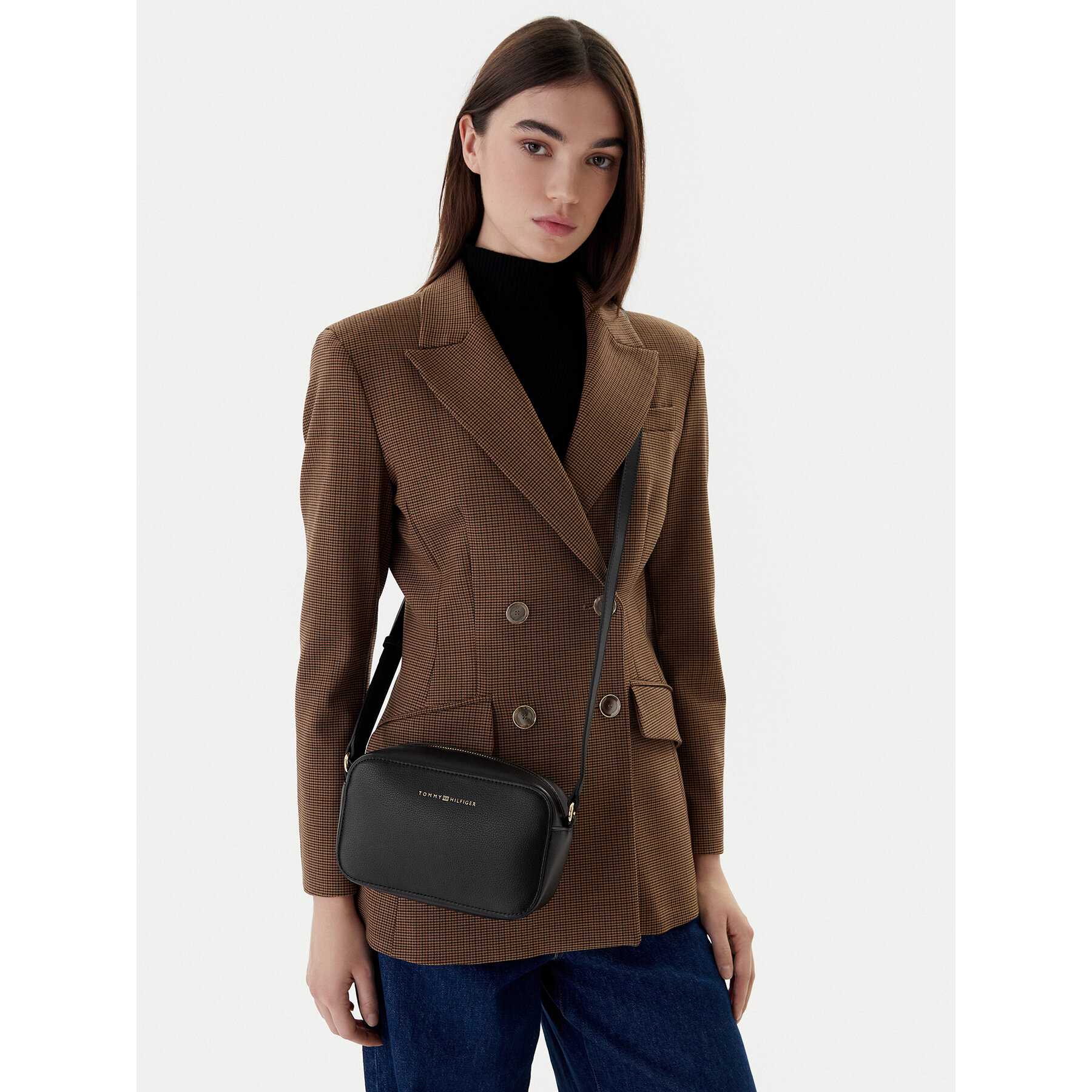 Torbica Tommy Hilfiger Th Logo Camera Bag AW0AW18115 Crna