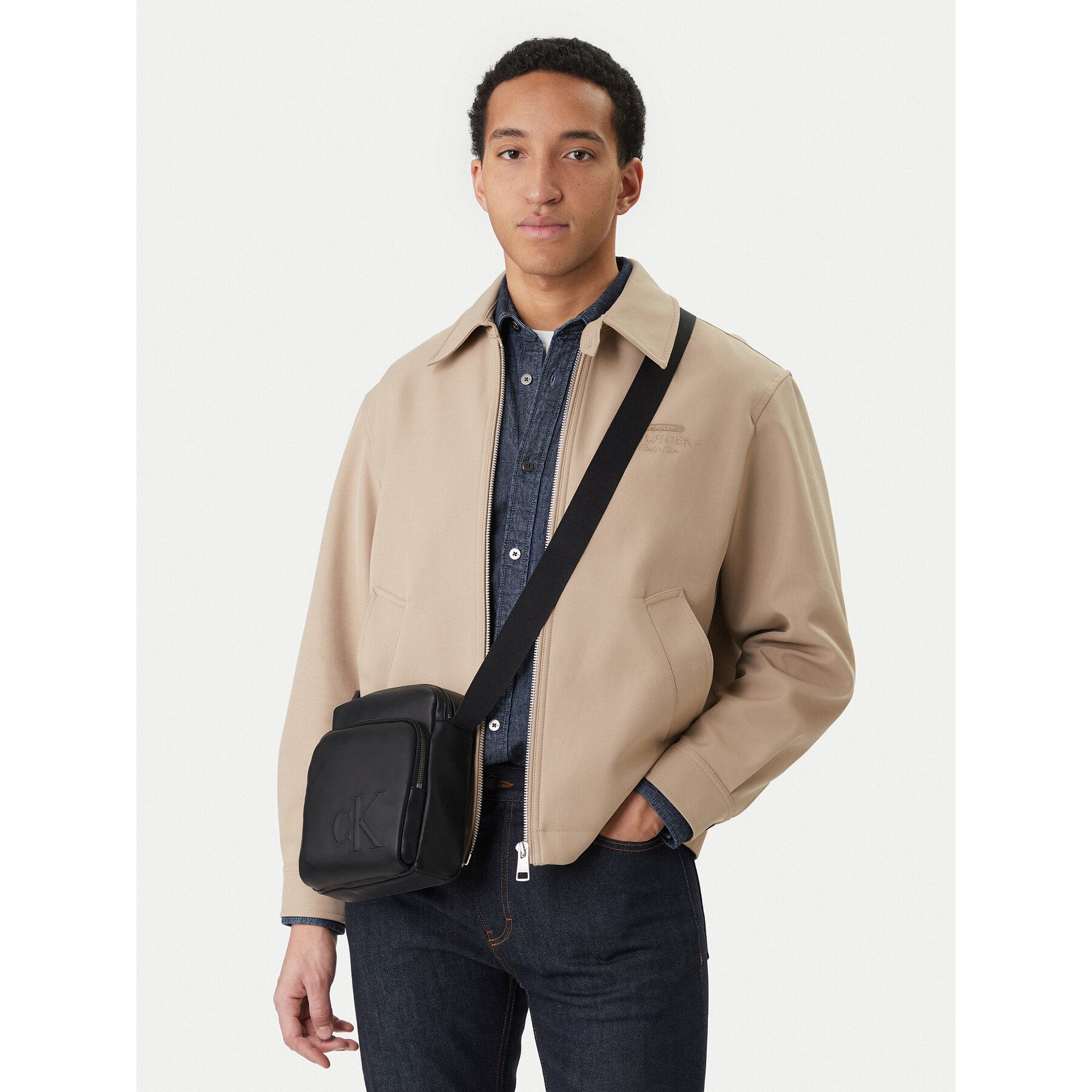 Мъжка чантичка Calvin Klein Bold Ck Pocket Reporter LV04D3368G Черен