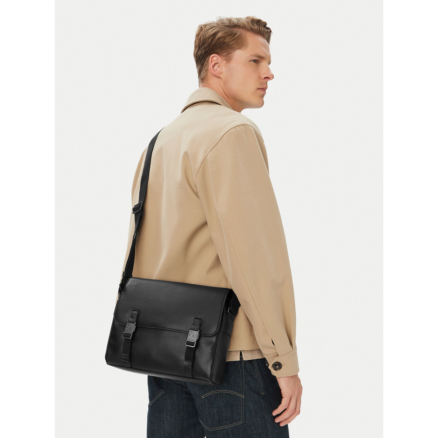 Taška cez rameno Calvin Klein Emblem Hw Flap Messenger LV04D3508G Čierna