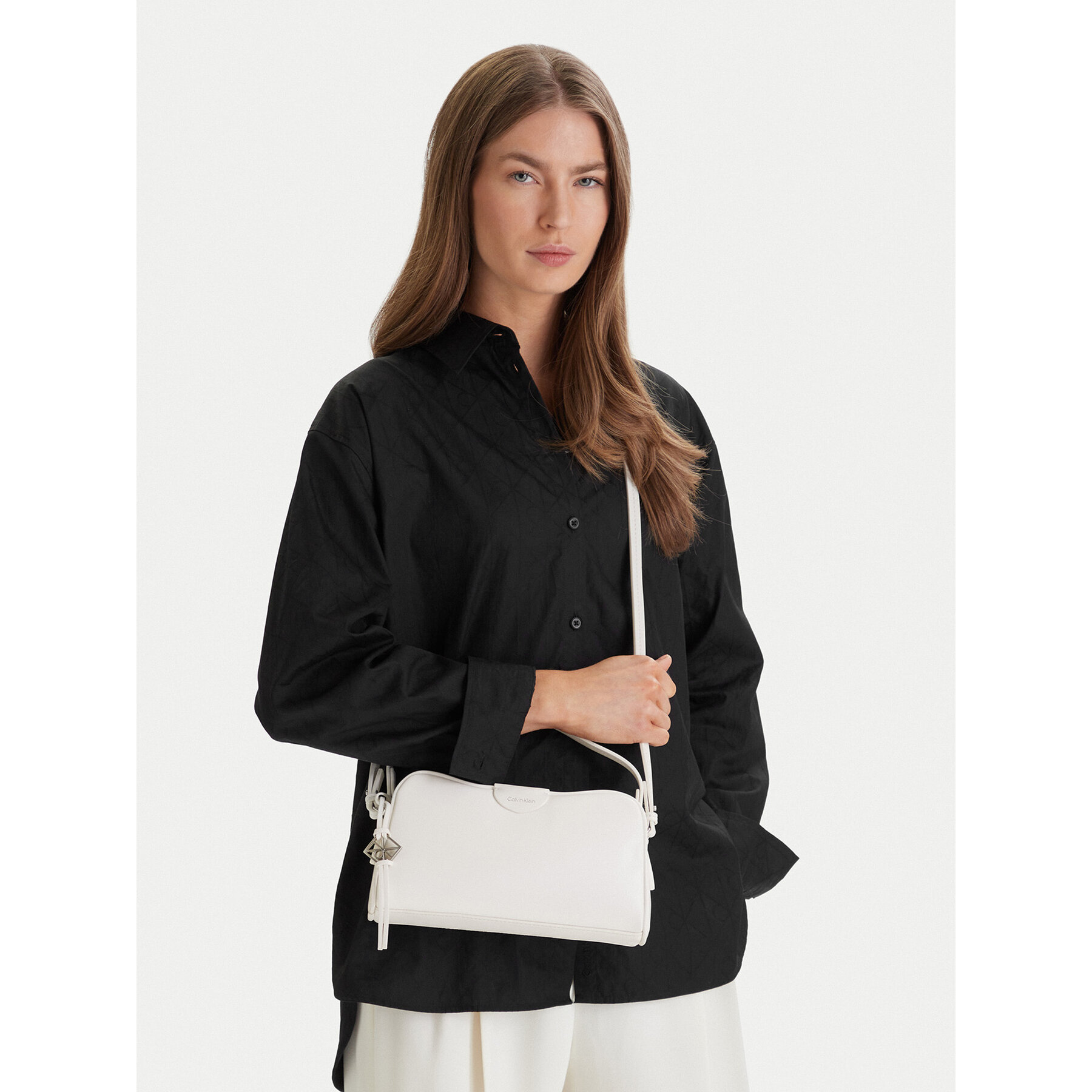 Geantă Calvin Klein Emblem Trio Top Handle Camera Ba LV04F3370G Alb