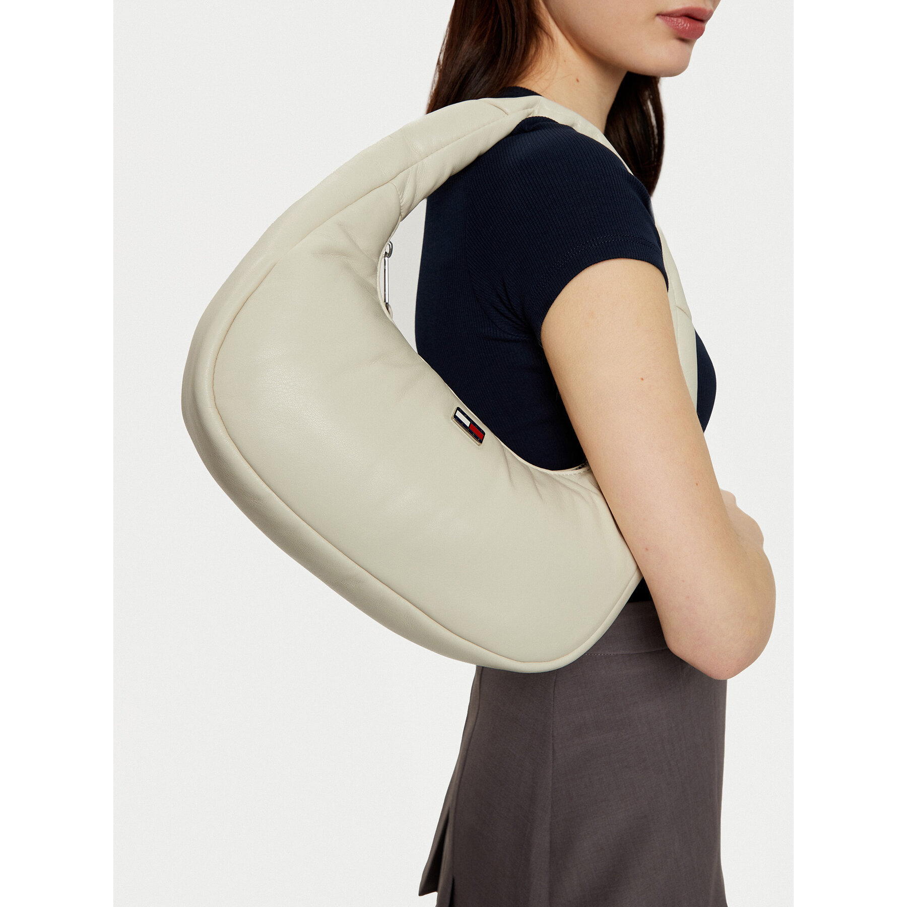 Дамска чанта Tommy Jeans Tjw Pillow Shoulder Bag AW0AW16977 Бежов