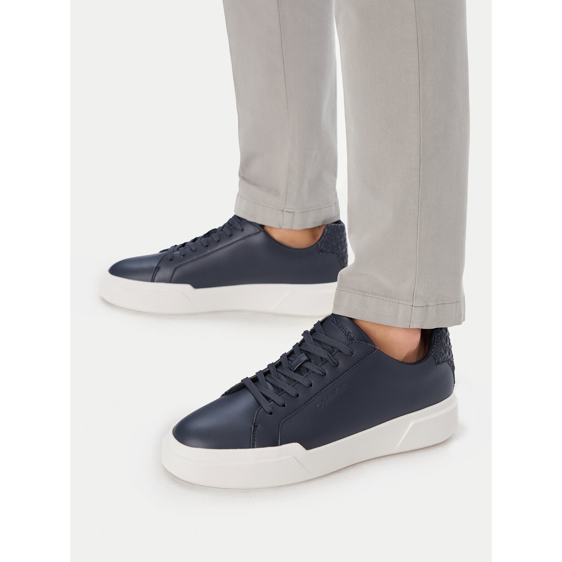 Sneakersy Calvin Klein Chunky Cupsole Laceup Lth Bt Aop HM0HM02070 Tmavomodrá