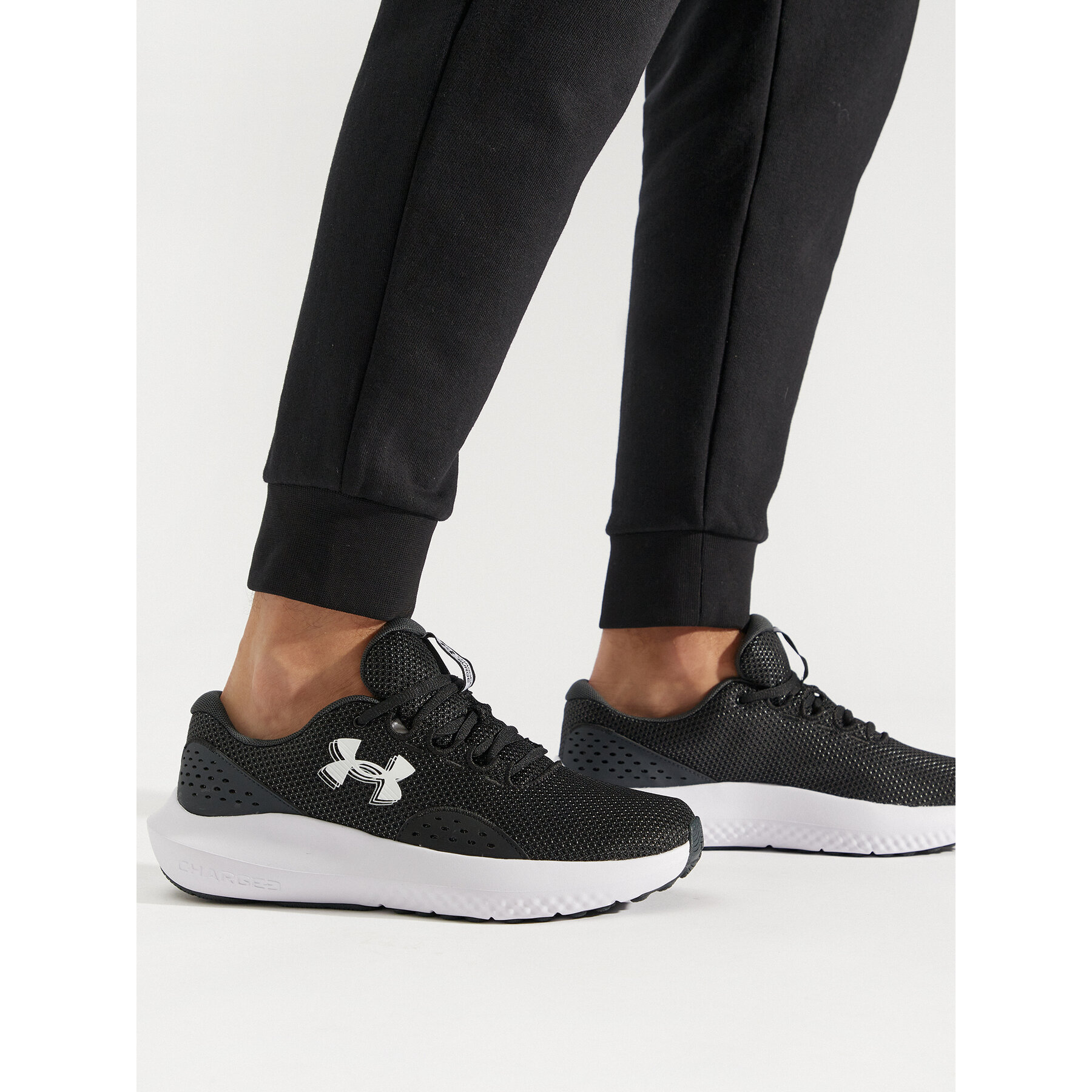 Tekaški čevlji Under Armour Ua Charged Surge 4 3027000-001 Črna