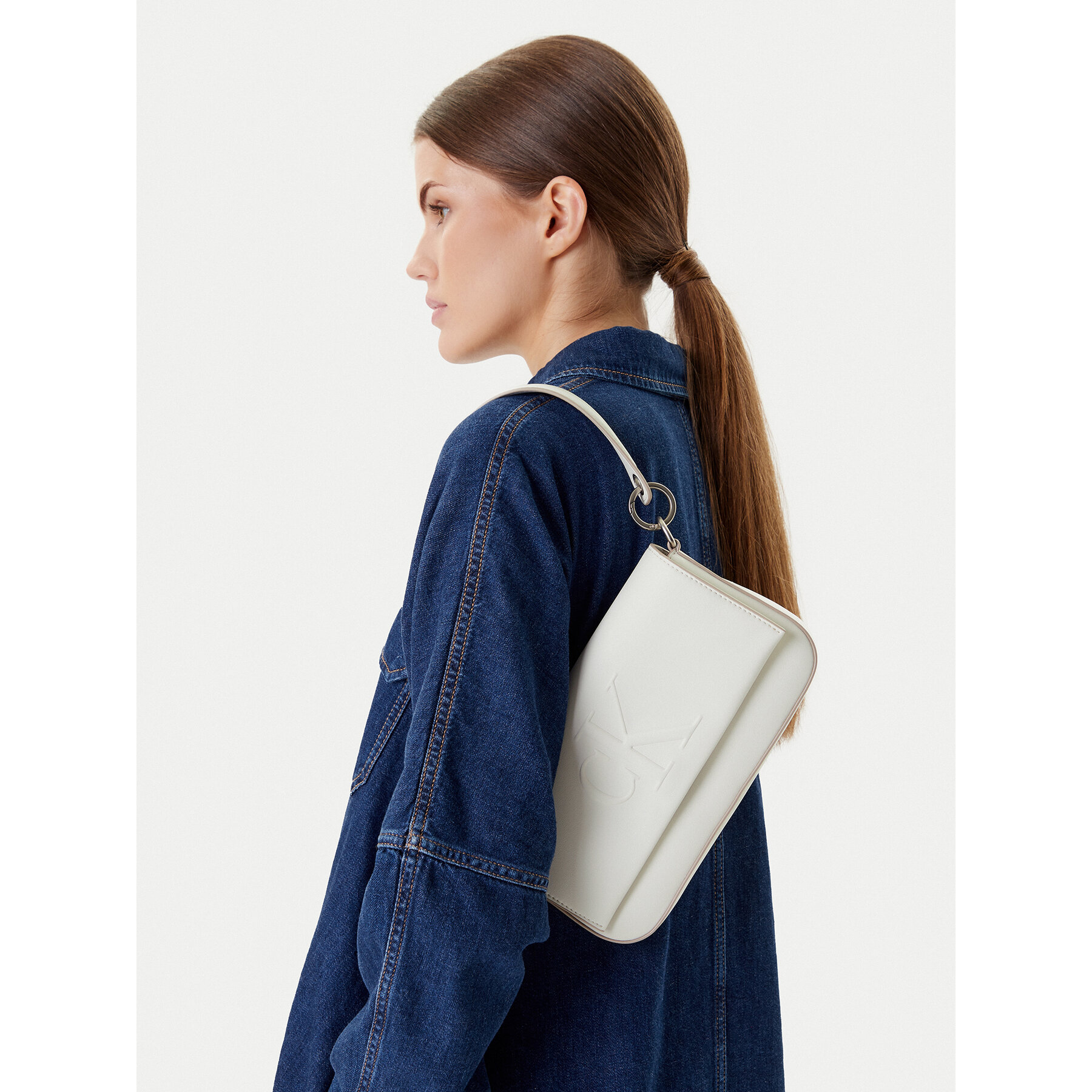 Дамска чанта Calvin Klein Sculpted Flap Shoulder Pouch LV04K3148G Бял