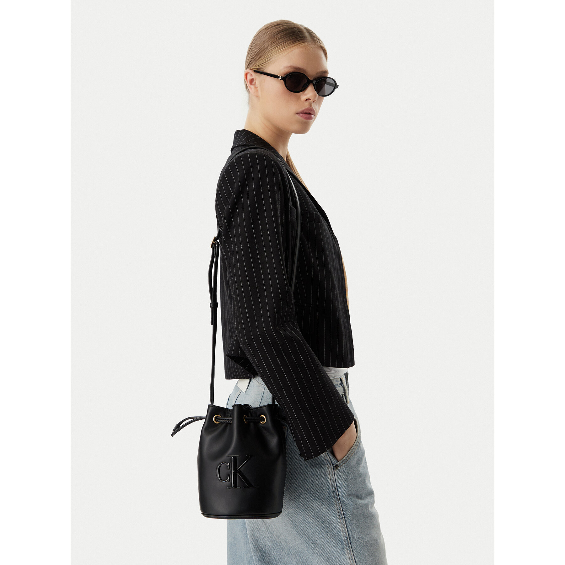Ročna torba Calvin Klein Bold Ck Small LV04F3640G Črna