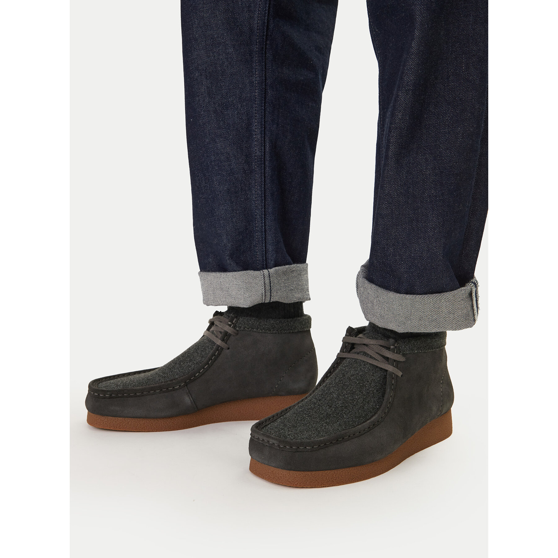 Gležnjarji Clarks WallabeeEVO BT 26183994 Siva
