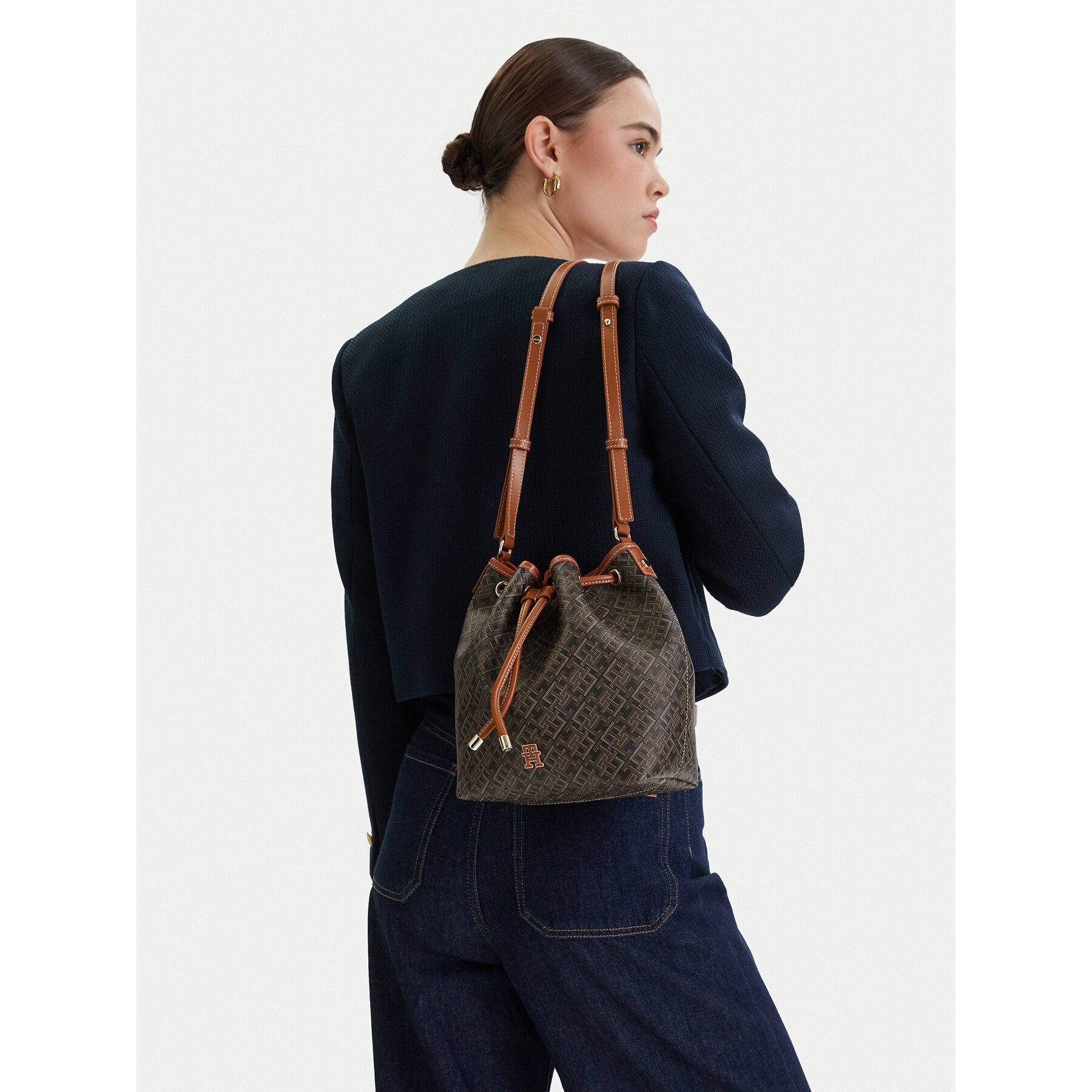 Ročna torba Tommy Hilfiger Th Monoplay Bucket Le AW0AW18847 Črna