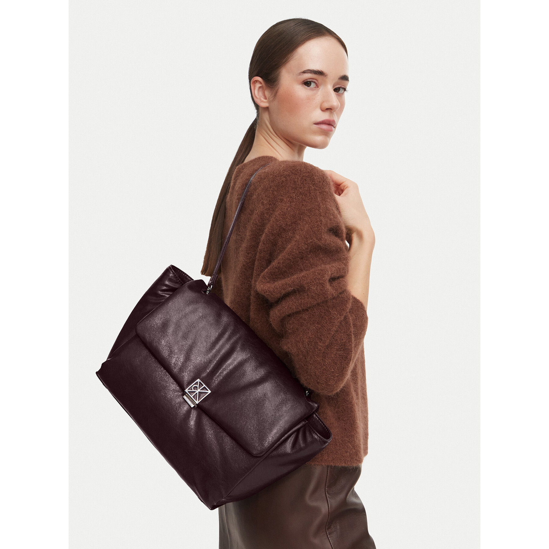 Torbica Calvin Klein Emblem Hw Padded Satchel LV04F3615G Tamnocrvena