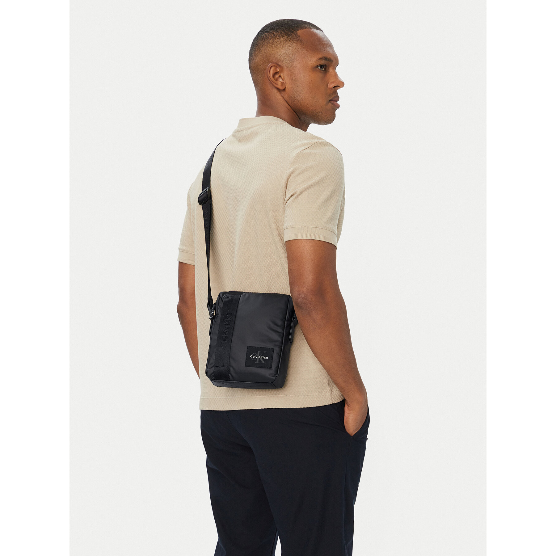 Torbica za okrog pasu Calvin Klein Rubberized Reporter LV04D3480G Črna
