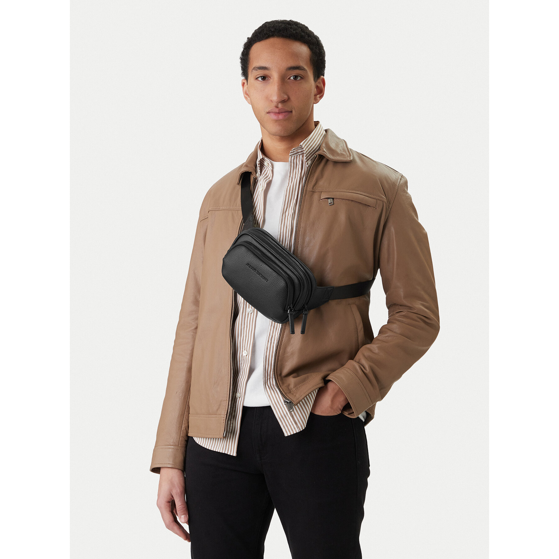 Ľadvinka Armani Exchange XM002032 AF19929 UC001 Čierna