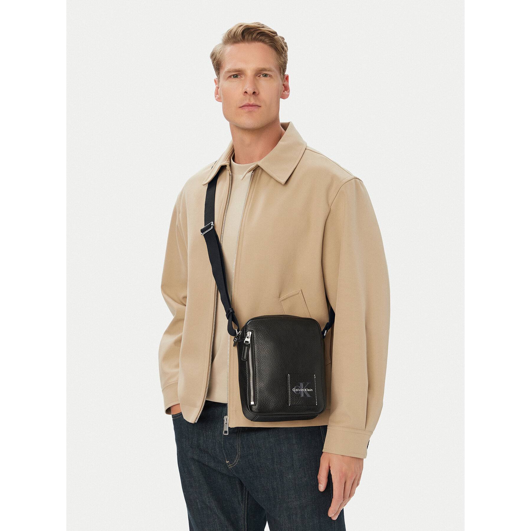 Crossover torbica Calvin Klein Bold Pebble Simple Reporter LV04D3623G Crna