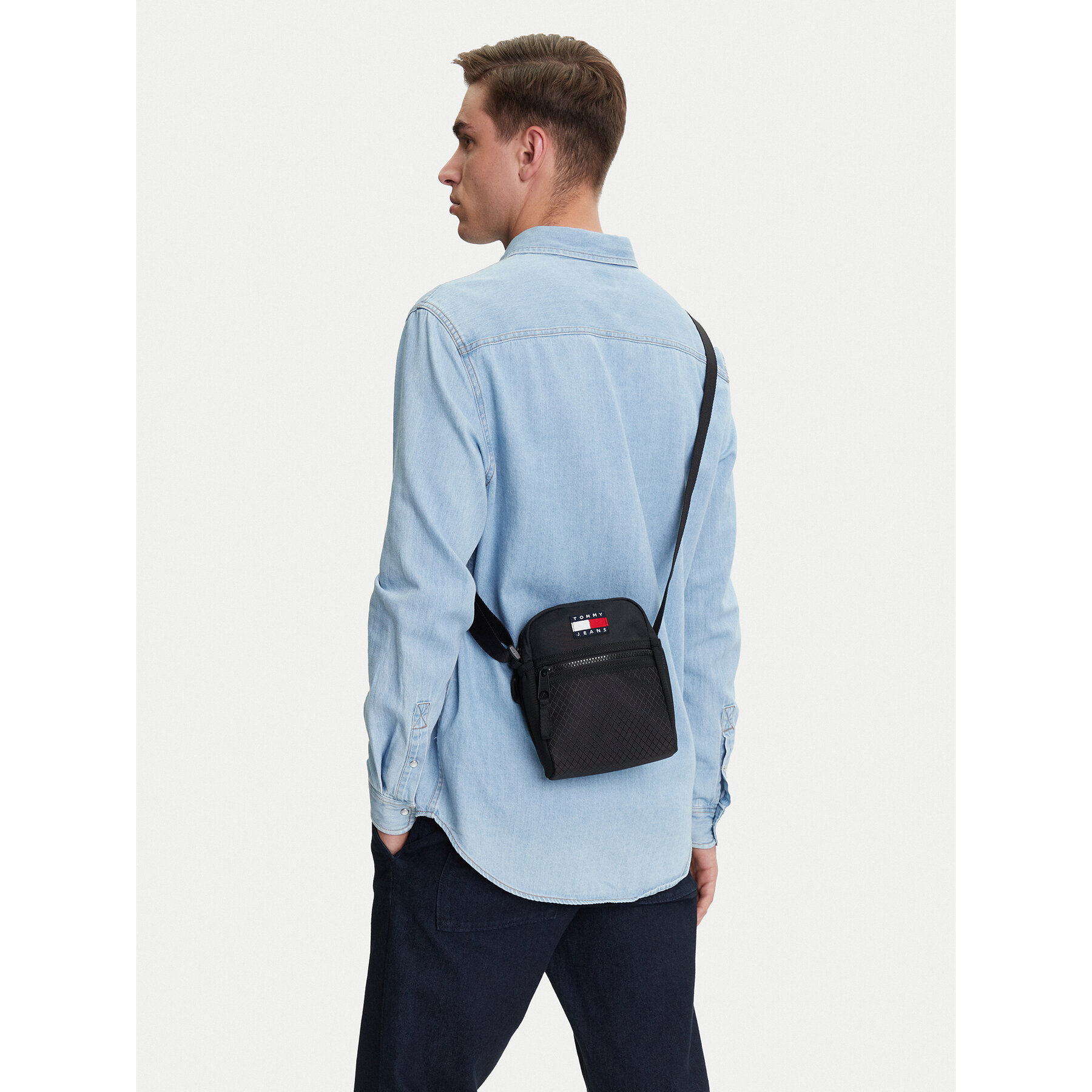 Válltáska Tommy Jeans Tjm Archive Reporter AM0AM13397 Fekete