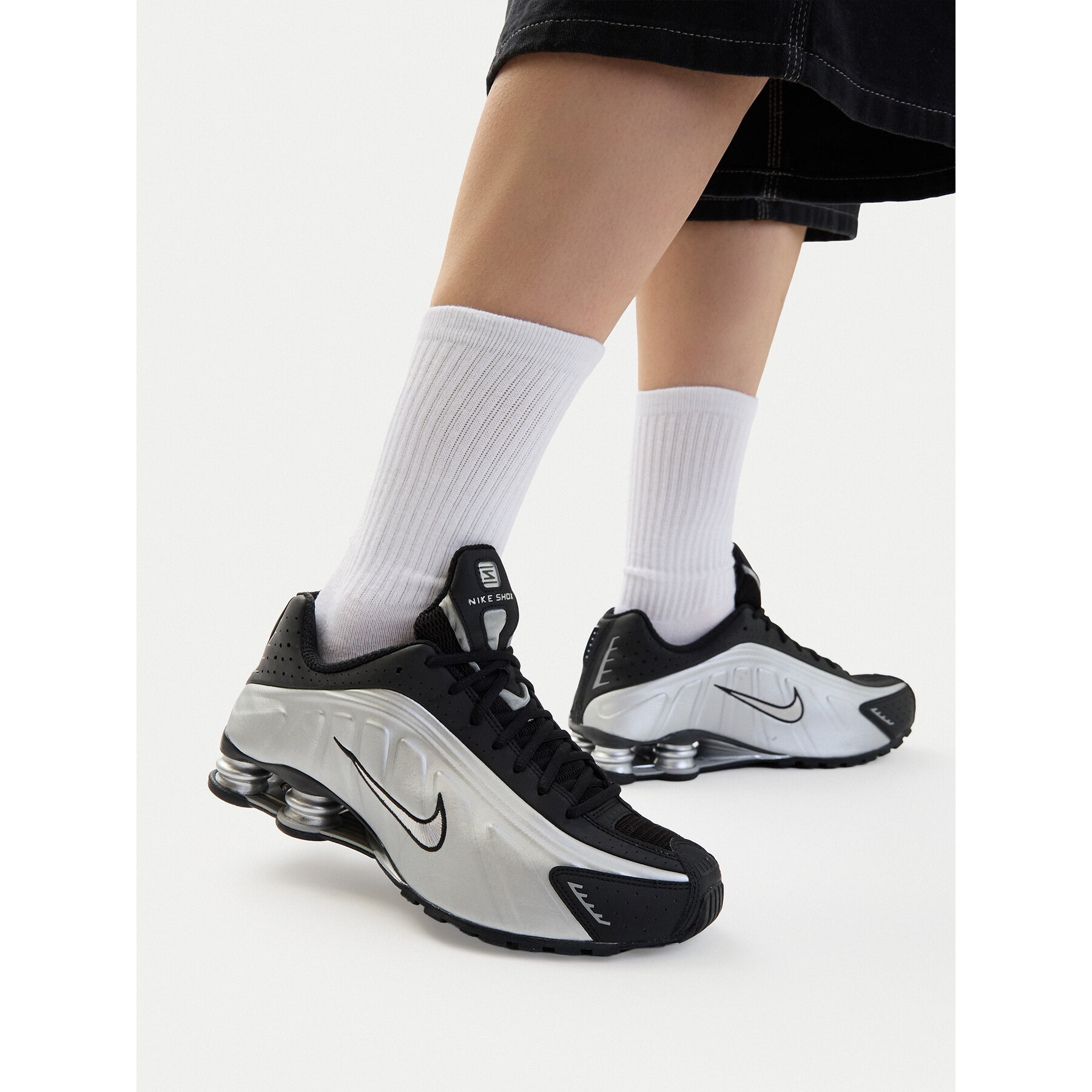 Sneakersy Nike Shox R4 HQ1988 007 Strieborná
