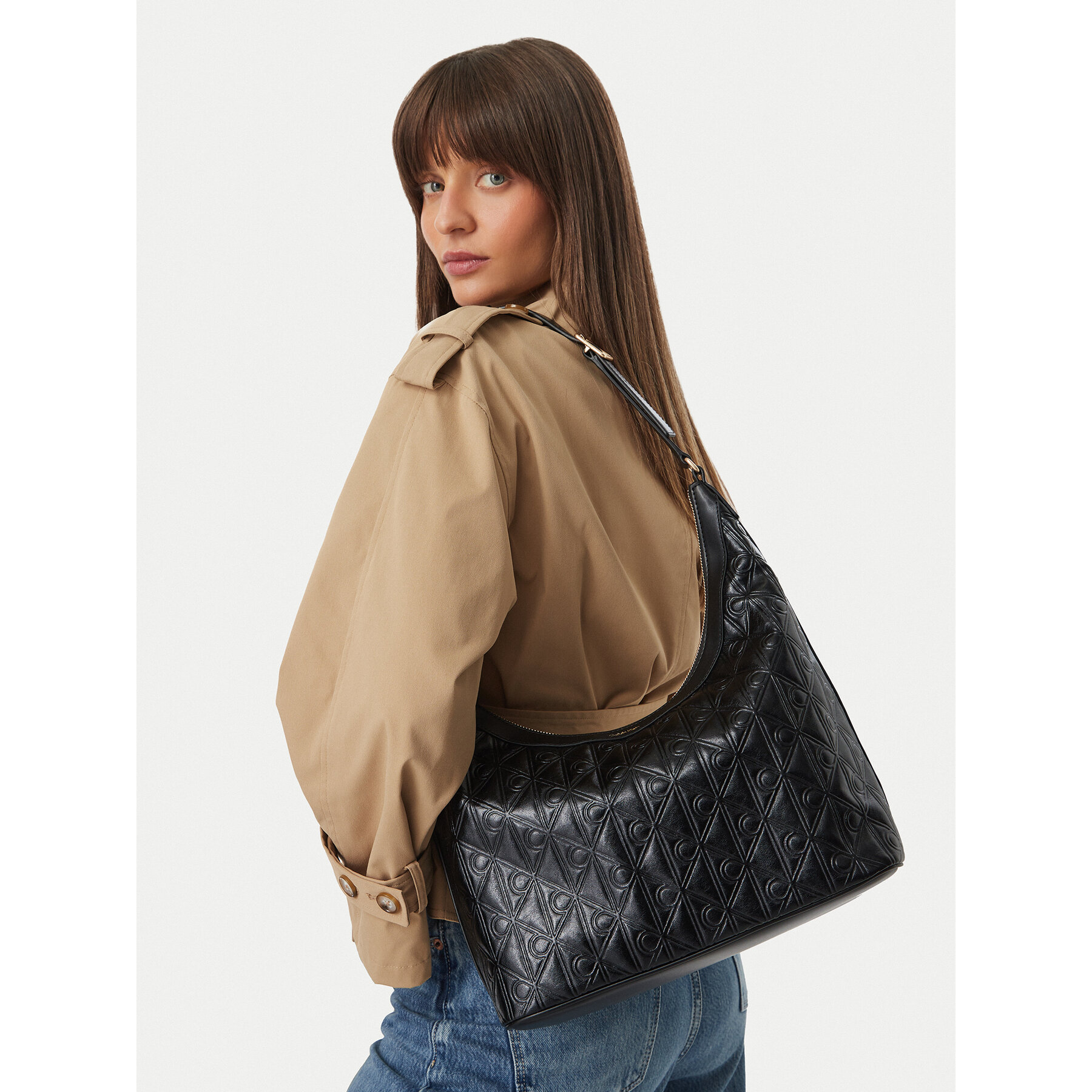 Ročna torba Calvin Klein Emblem Aop Debossed Medium Shbag LV04F3875G Črna