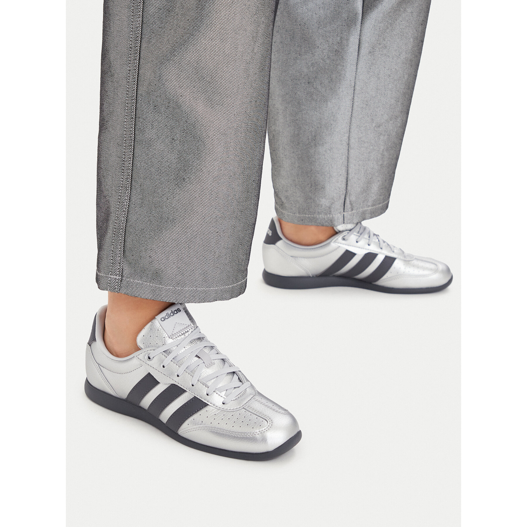 Superge adidas Barreda Lo HQ7384 Srebrna