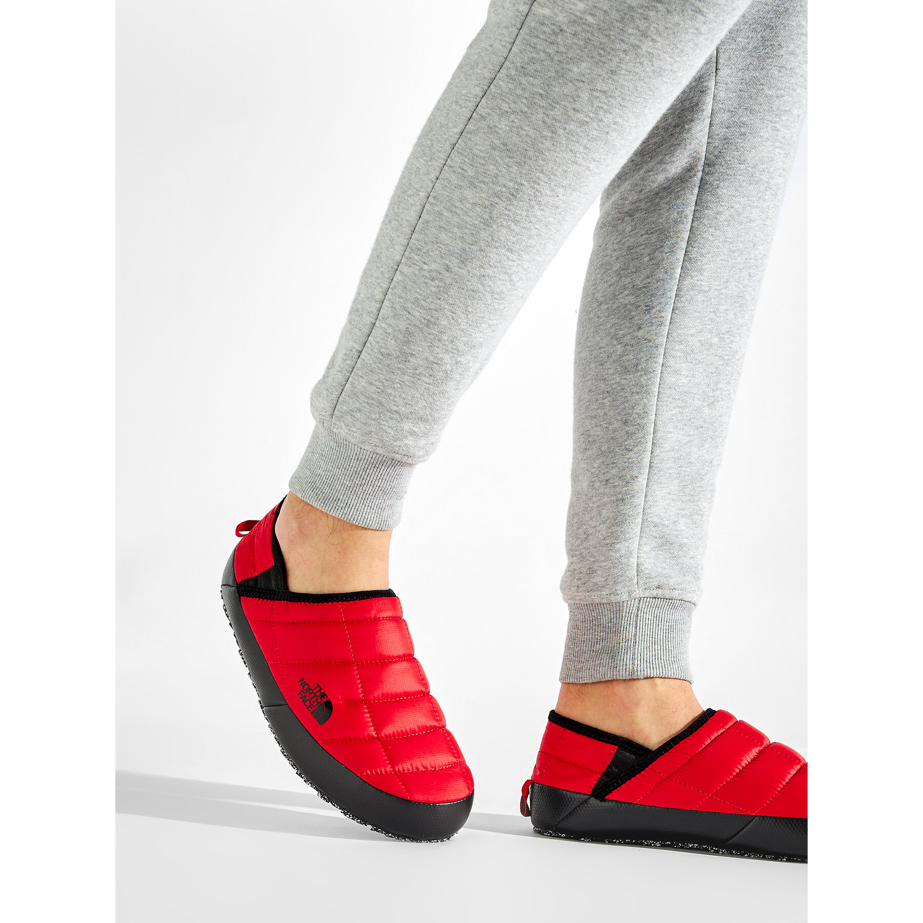 Copati The North Face Thermoball Traction Mule V NF0A3UZNKZ31-070 Rdeča