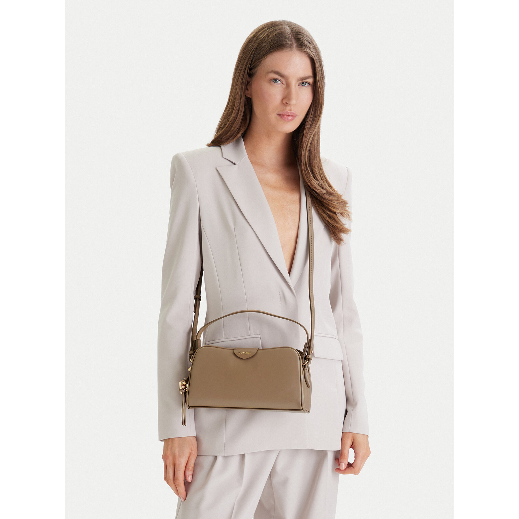 Geantă Calvin Klein Emblem Trio Top Handle Camera Ba LV04F3370G Bej