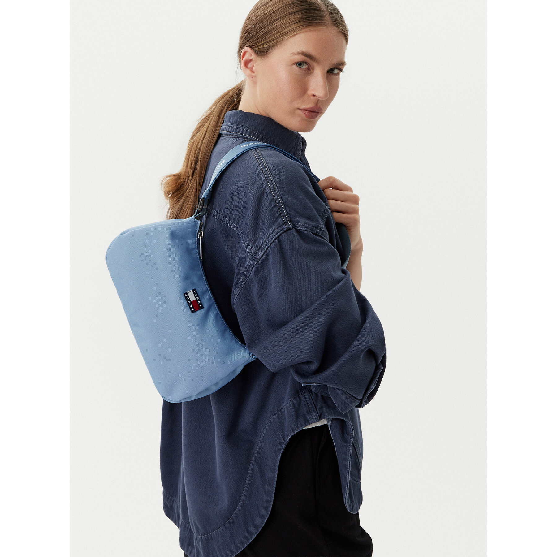Дамска чанта Tommy Jeans Tjw Ess Daily Shoulder Bag AW0AW18768 Светлосин