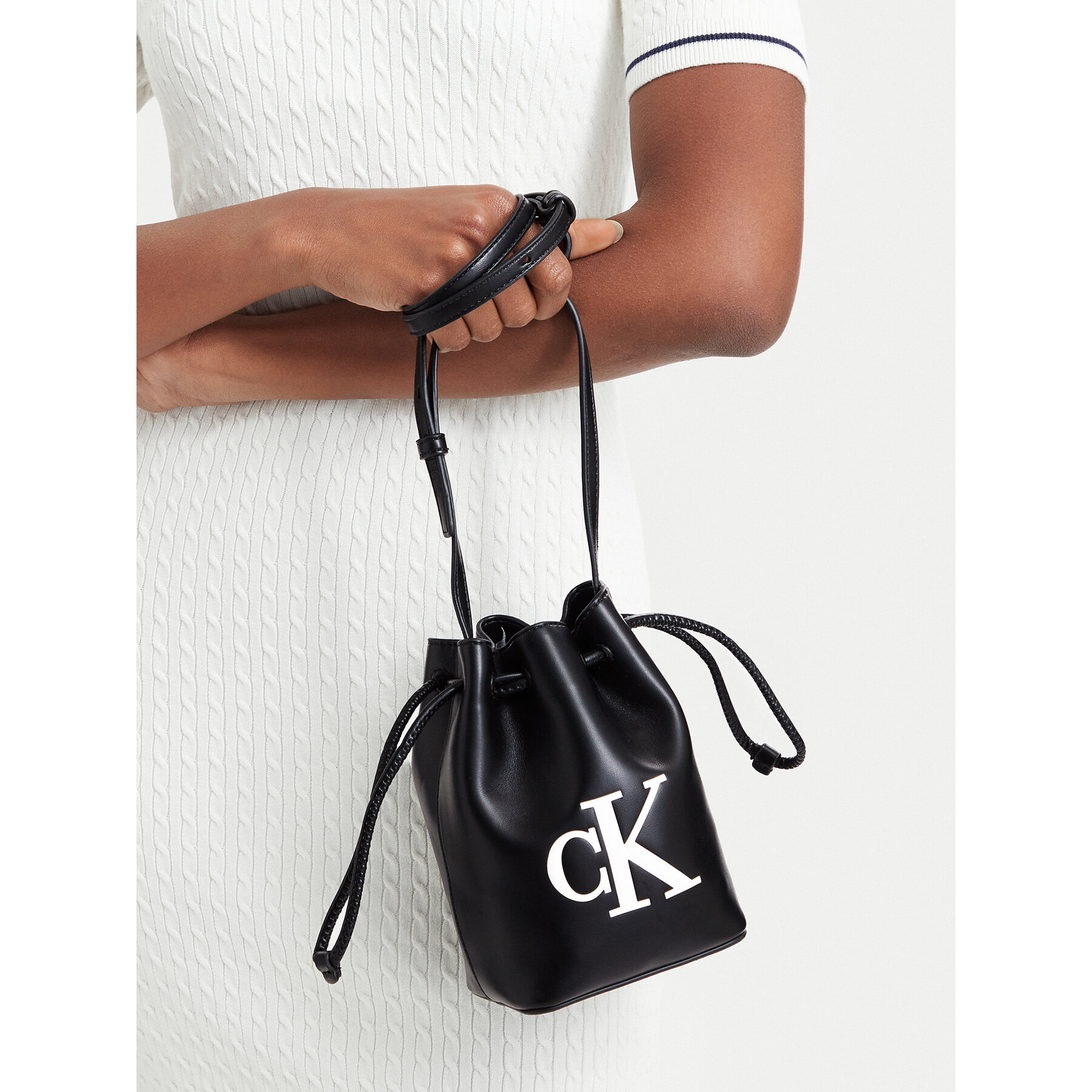 Geantă Calvin Klein Bold Ck Mini Bucket Crossbody LV04F3870G Negru
