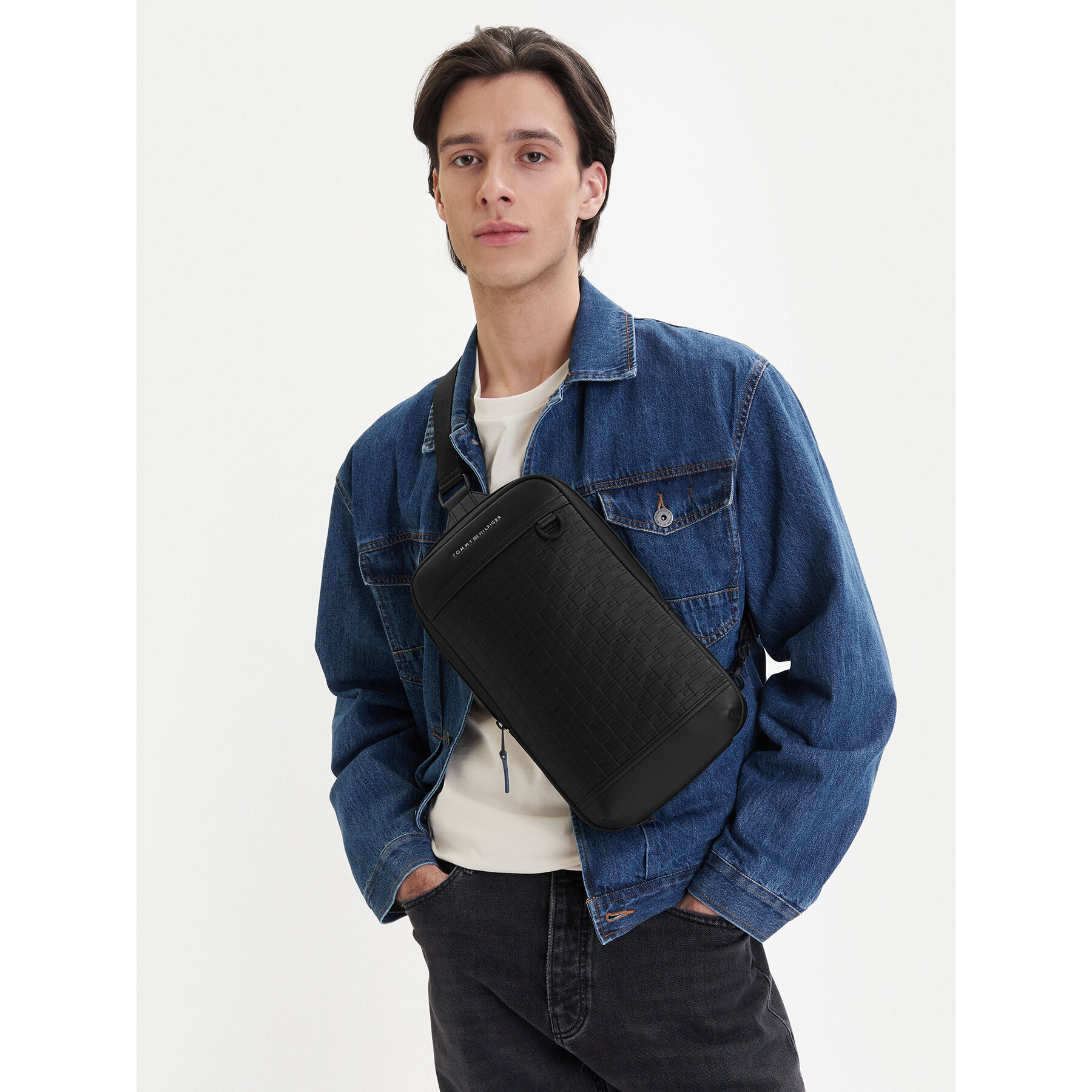 Geantă crossover Tommy Hilfiger Th Modern Slingpack AM0AM14024 Negru