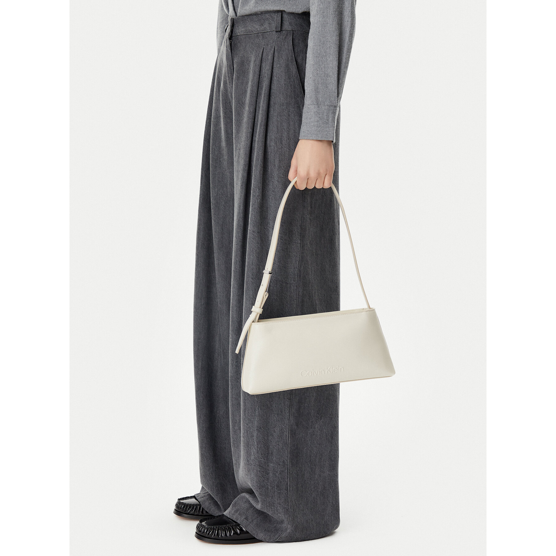 Soma Calvin Klein Embossed Logo Shoulder Bag K60K612550 Krēmkrāsas