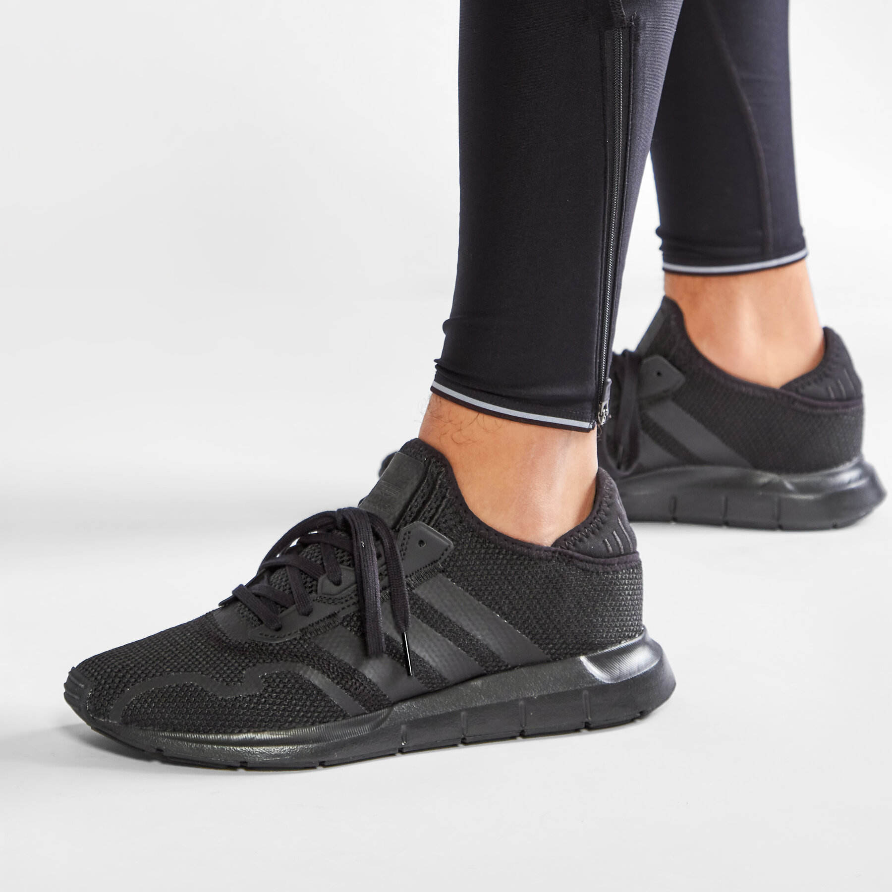 Snīkeri adidas Swift Run X FY2116 Melns