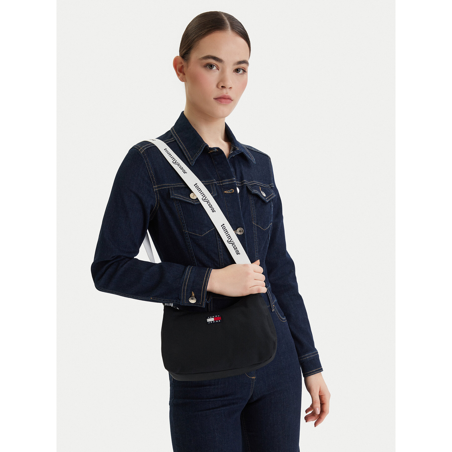 Torbica Tommy Jeans Tjw Ess Daily Shoulder Bag AW0AW18463 Crna