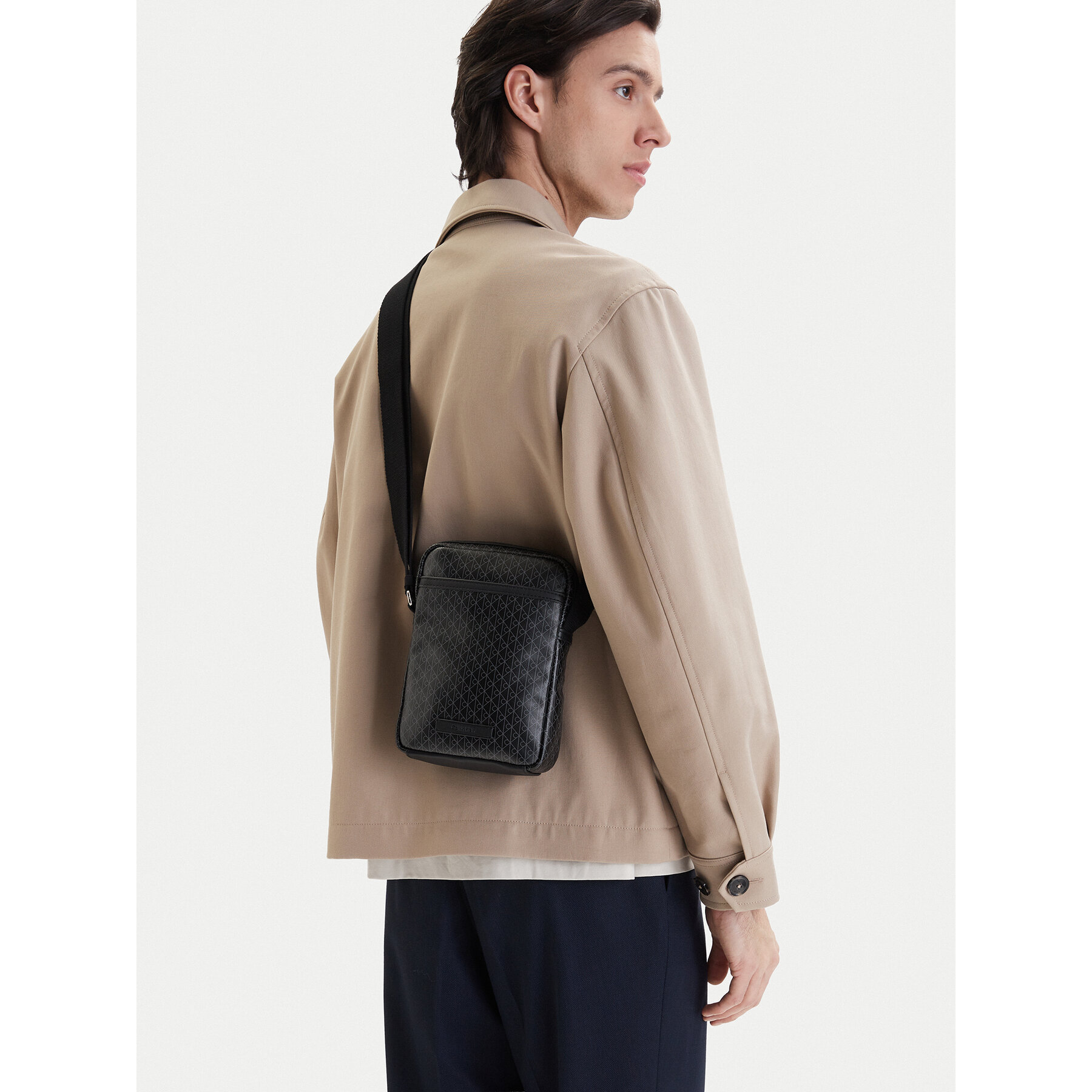 Crossover torbica Calvin Klein Emblem Aop Coated Slim Reporter LV04D3334G Crna