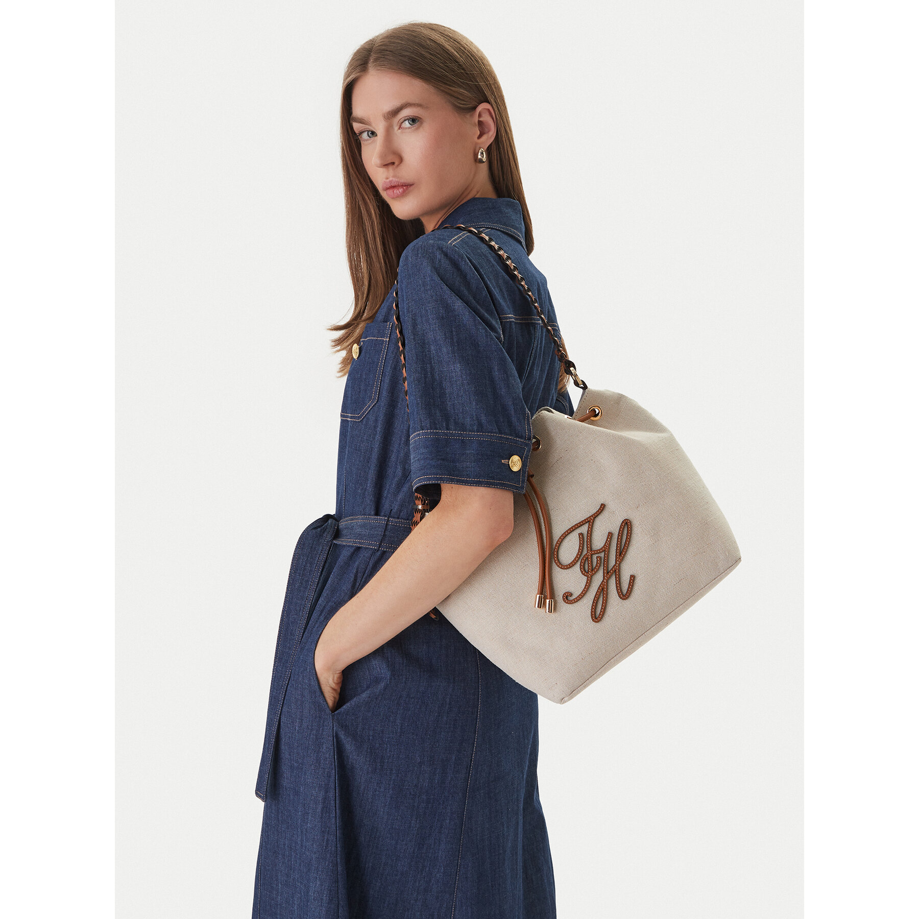 Torbica Tommy Hilfiger Th Elev Summer Bucket Canvas AW0AW18631 Bež
