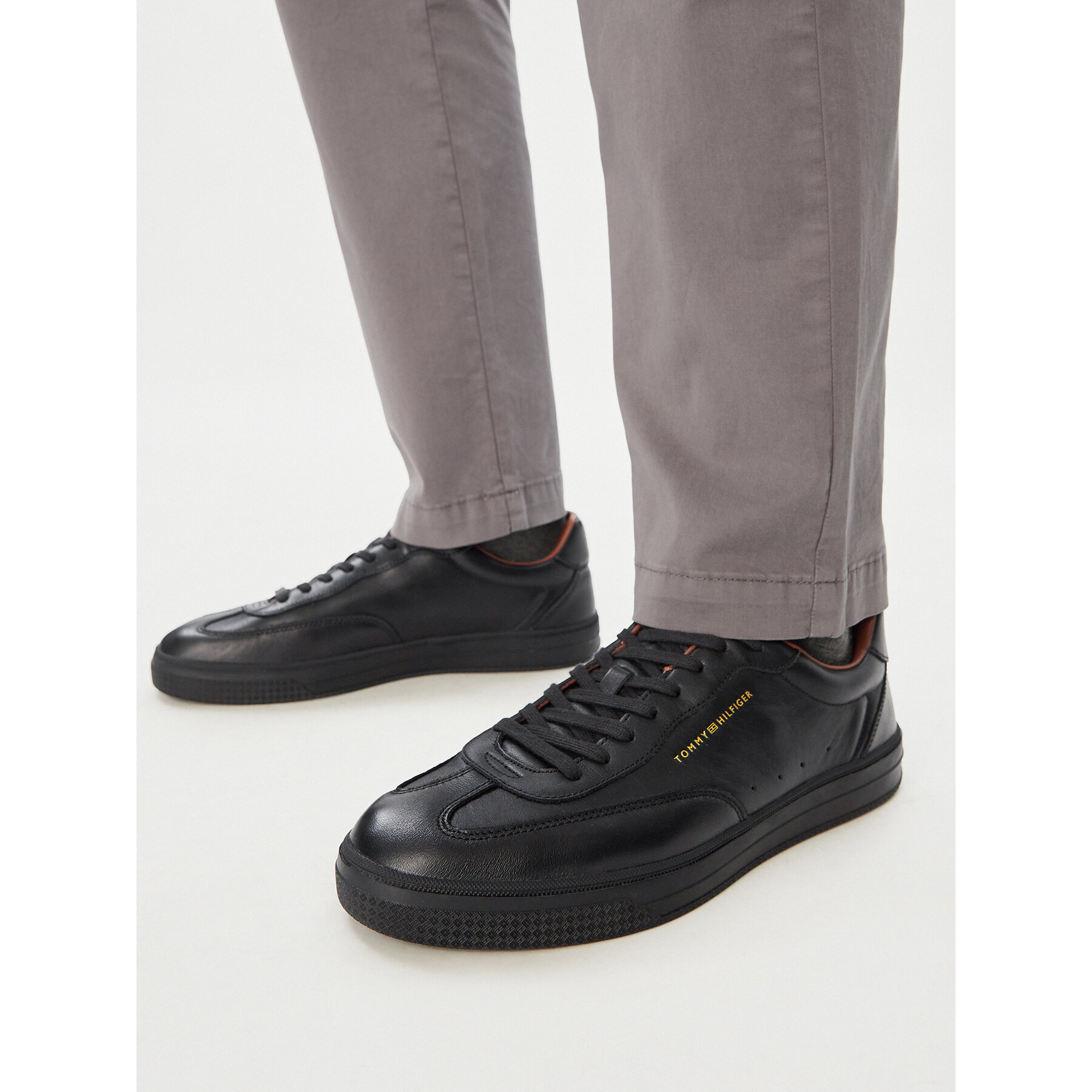 Sneakersy Tommy Hilfiger Th Lo Lux Lth Sneaker FM0FM05996 Černá