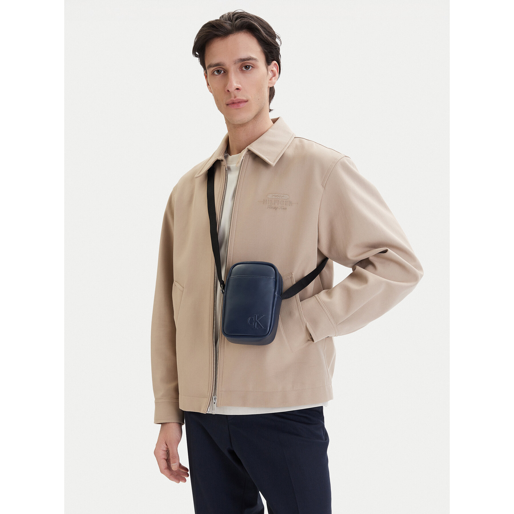 Torbica za okrog pasu Calvin Klein Bold Ck Slim Reporter LV04D3279G Mornarsko modra