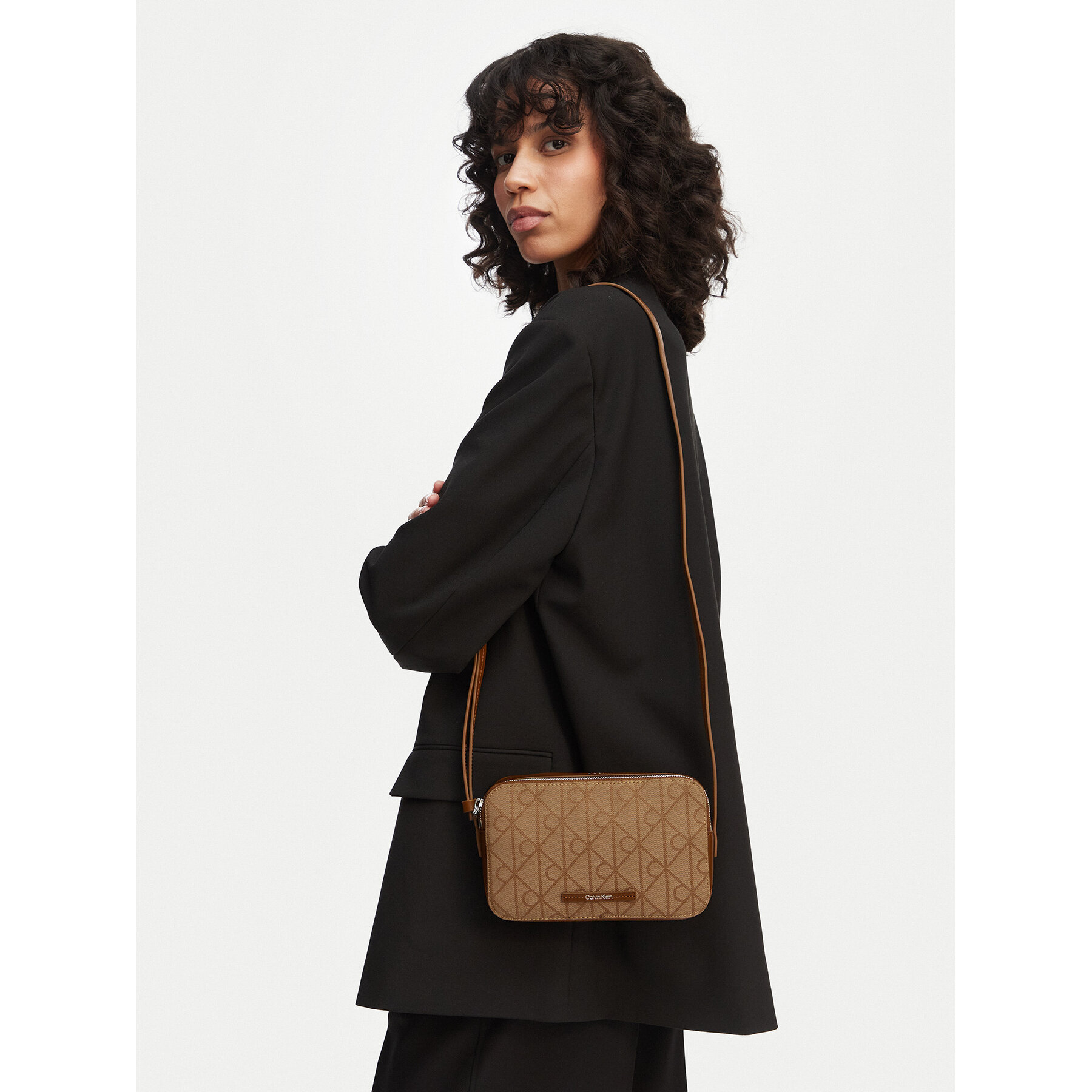 Torbica Calvin Klein Emblem Aop Jacquard Camera Bag LV04F3533G Smeđa
