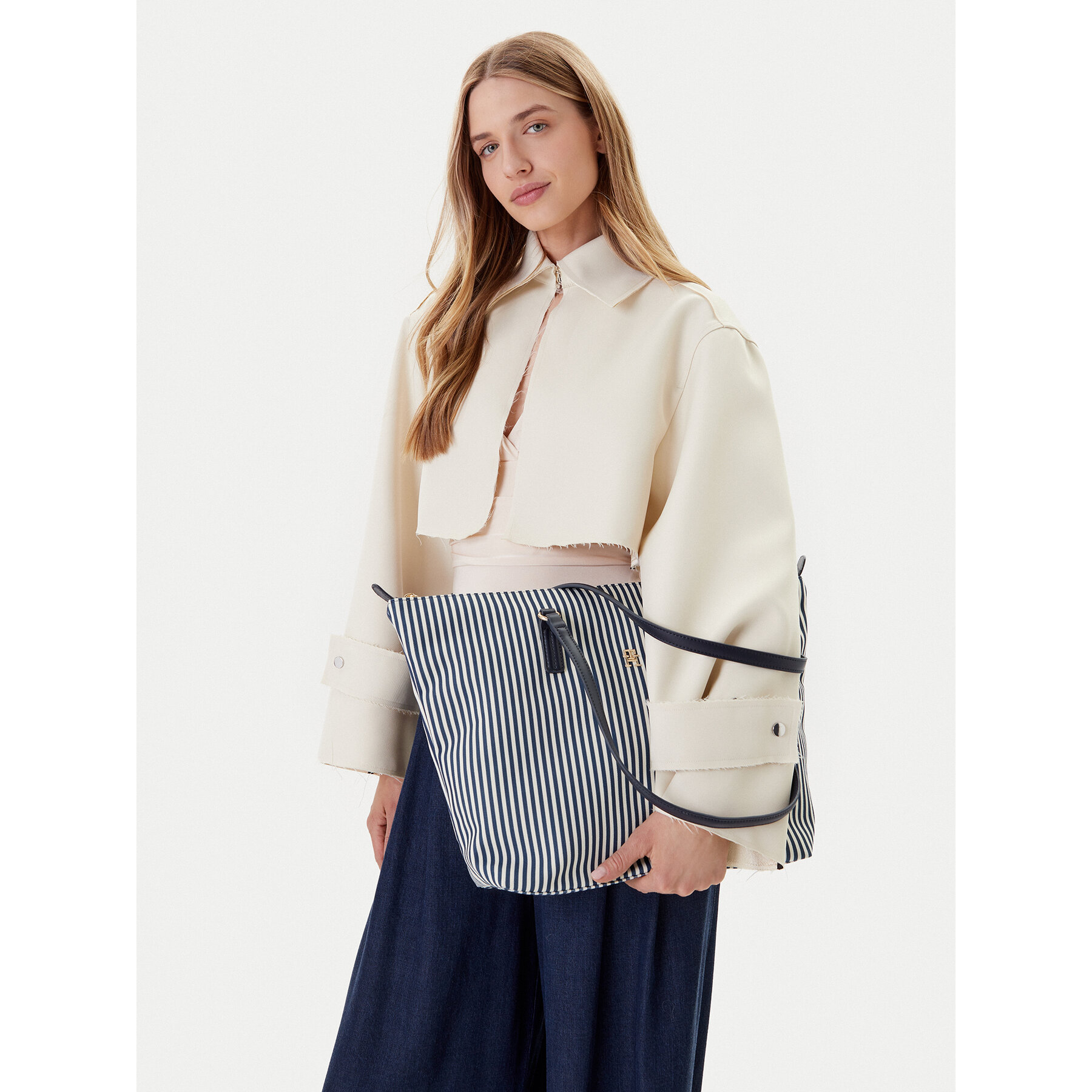 Ročna torba Tommy Hilfiger Poppy Summer Tote AW0AW17203 Mornarsko modra