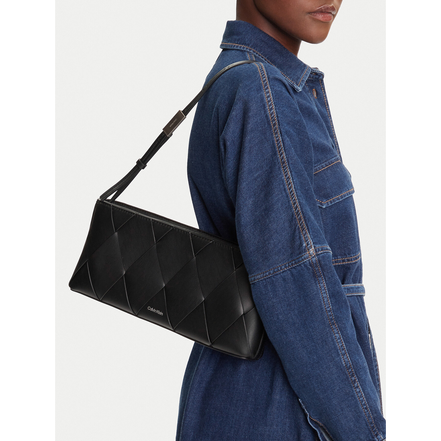 Torbica Calvin Klein Ck Woven Elongated Shoulder Bag K60K612992 Crna