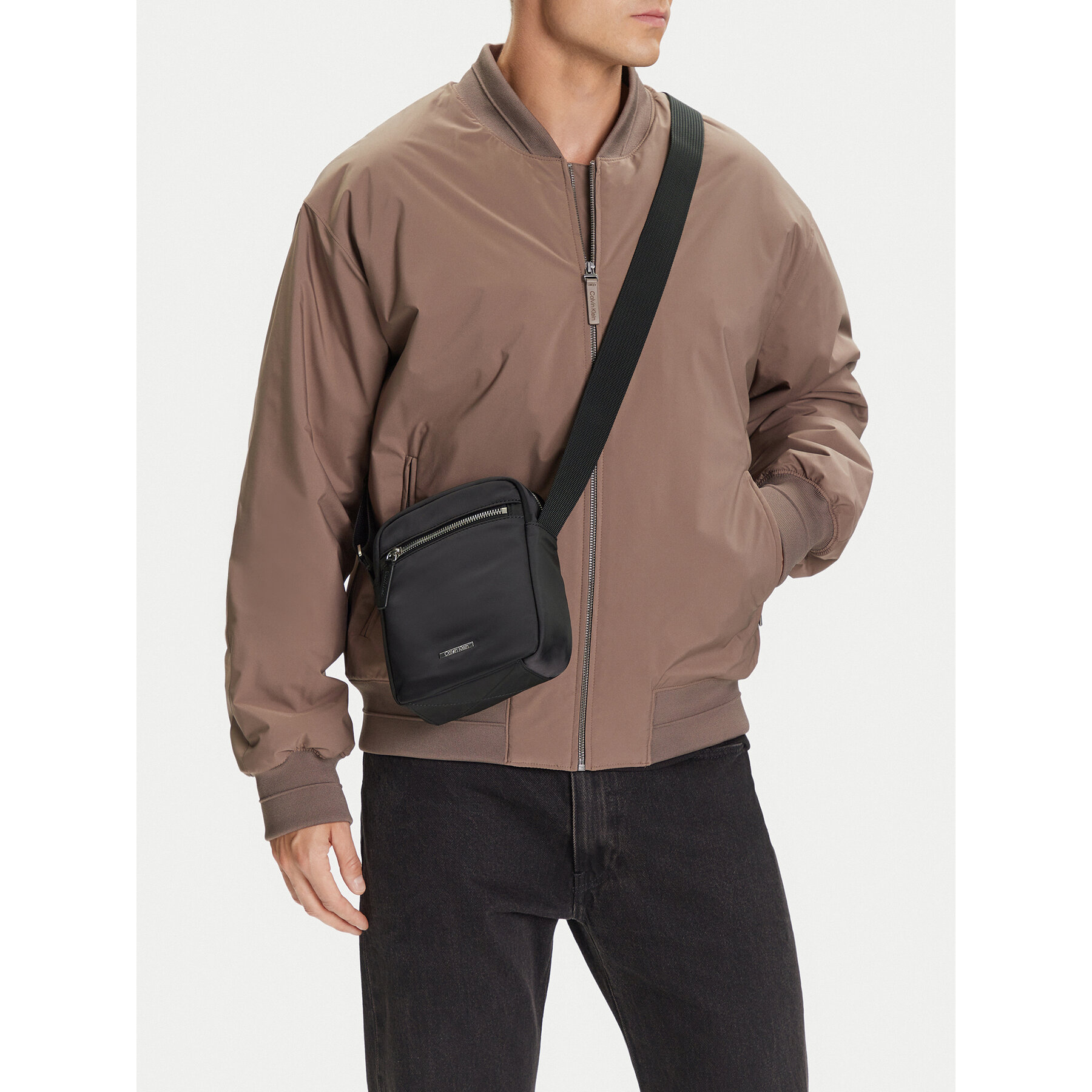 Válltáska Calvin Klein Sleek Nylon Reporter LV04D3176G Fekete