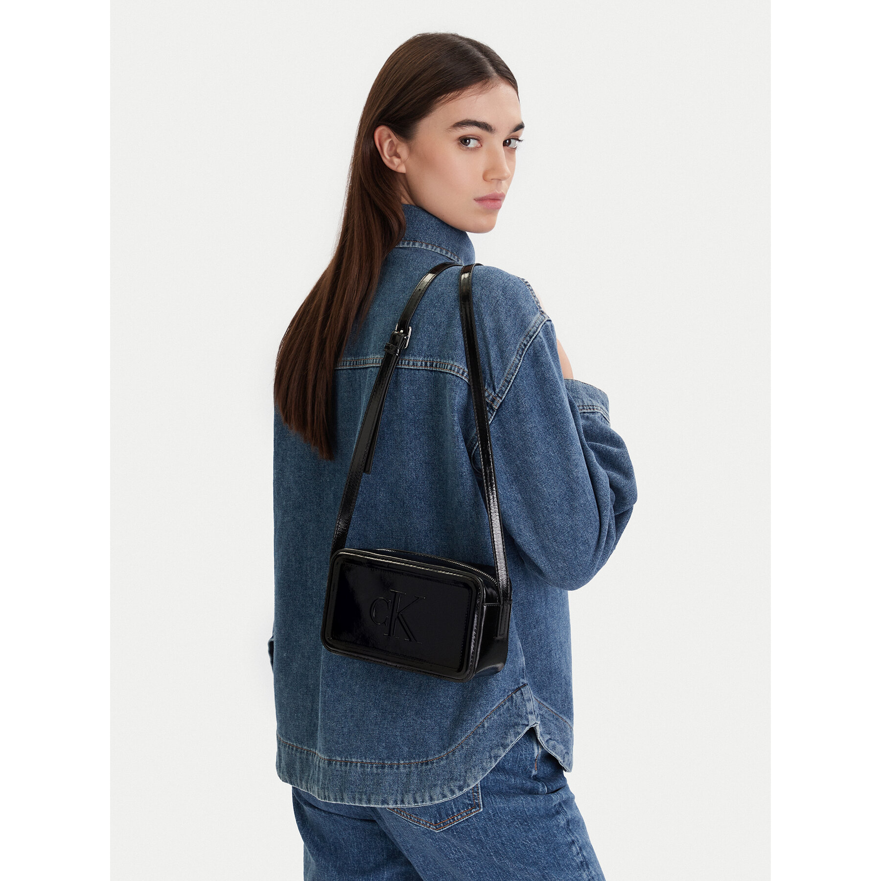 Ročna torba Calvin Klein Bold Ck Metallic Camera Bag LV04F3331G Črna