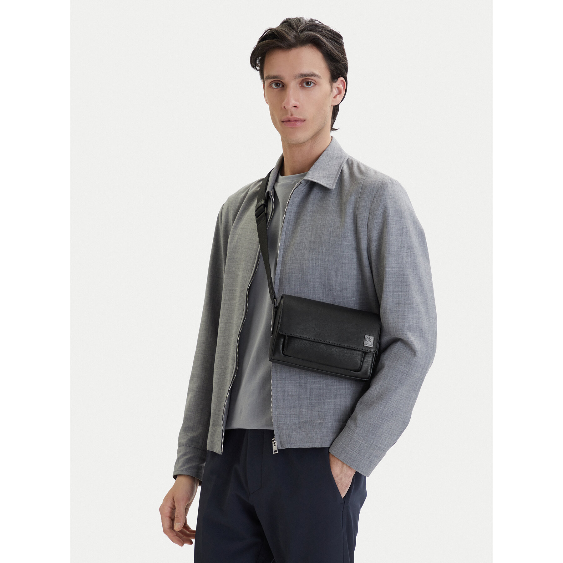 Torbica Calvin Klein Emblem Hw Small Slap Messenger LV04D3367G Crna