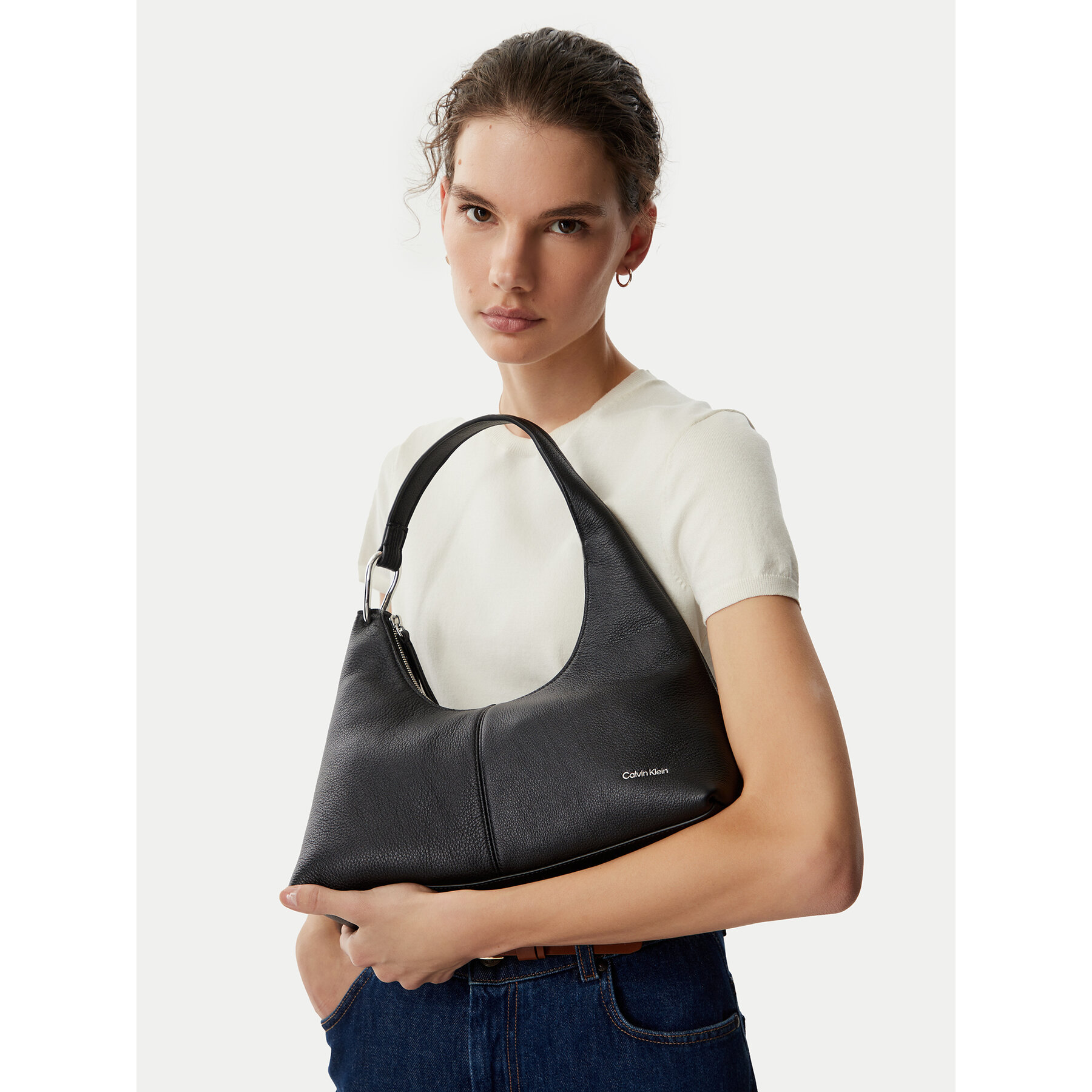 Ročna torba Calvin Klein Slouchy Leather Shoulder Bag LV04F3657G Črna