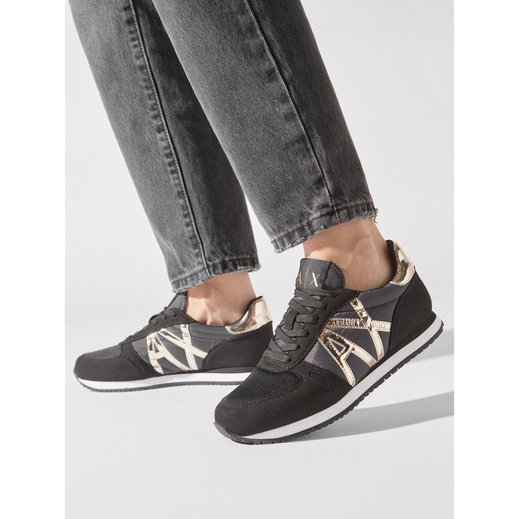 Sneakersy Armani Exchange XDX031 XV137 N692 Čierna