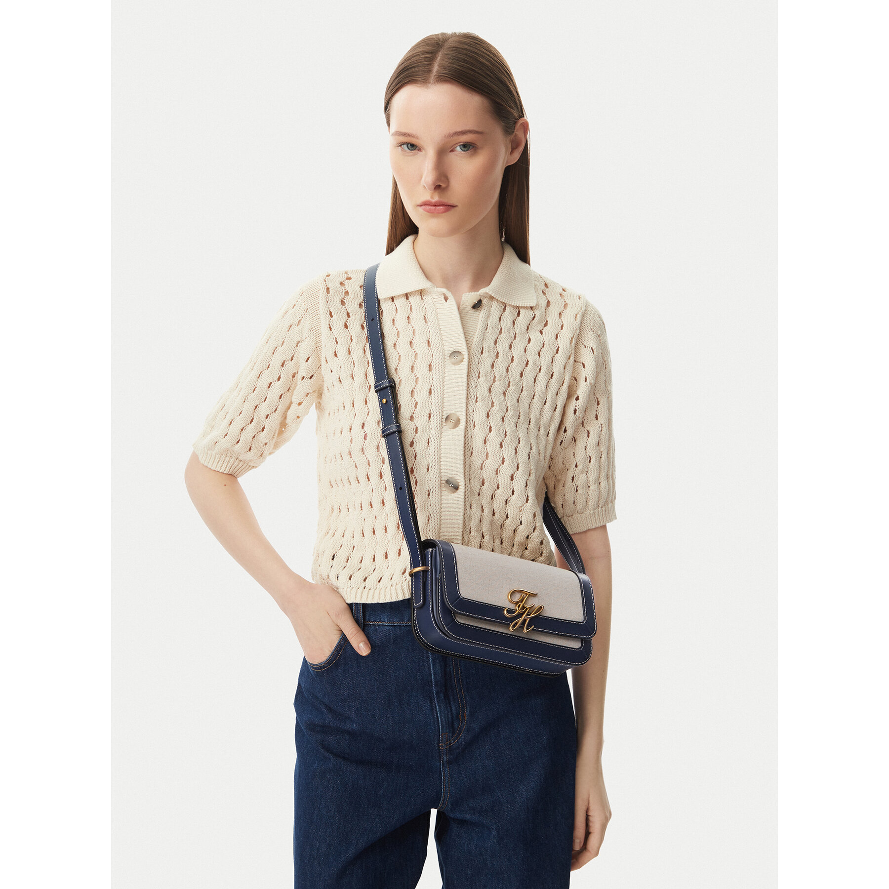 Kabelka Tommy Hilfiger Th Script Flap Crossover Canvas AW0AW18737 Krémová