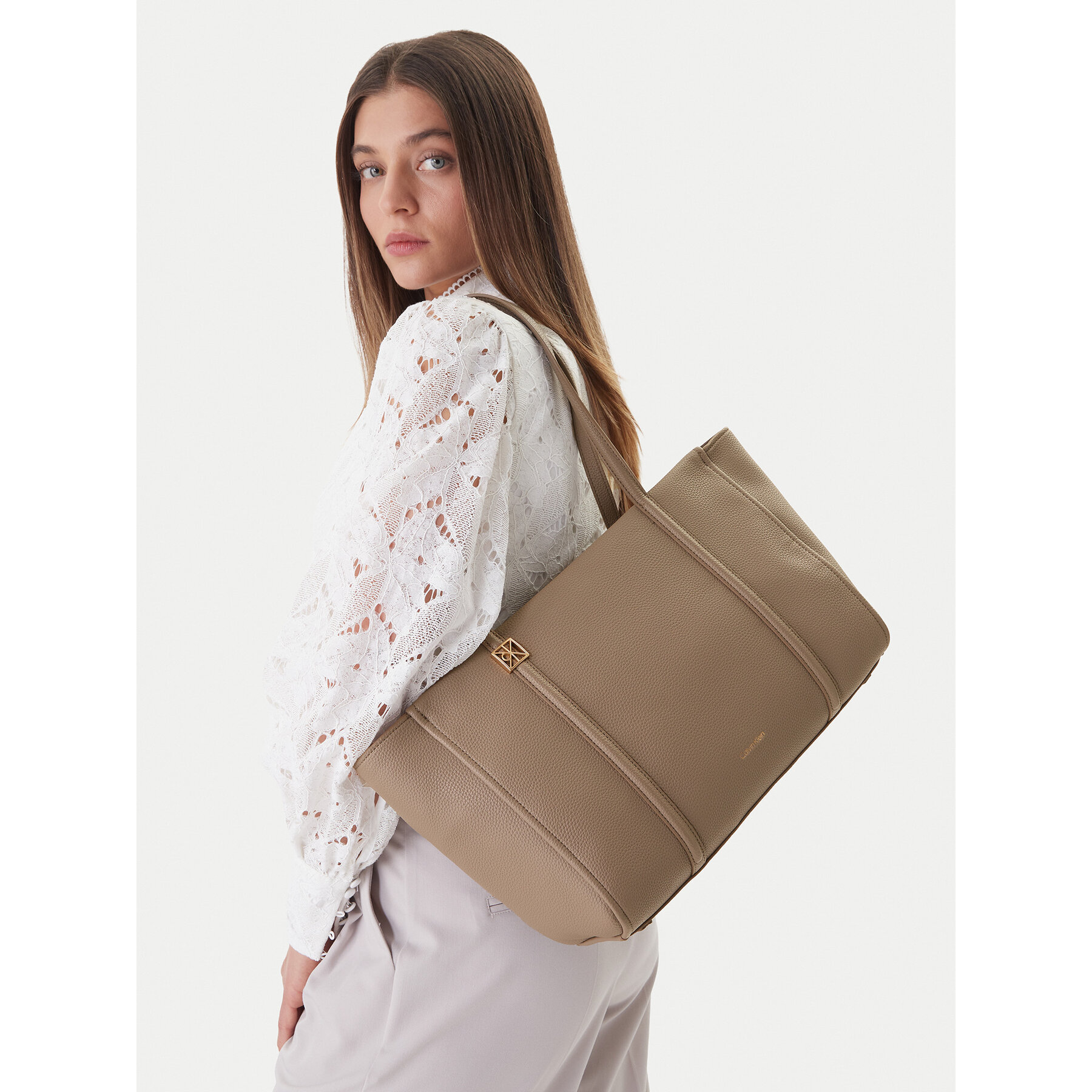 Kabelka Calvin Klein Emblem Hw Pebble Tote LV04F3424G Béžová