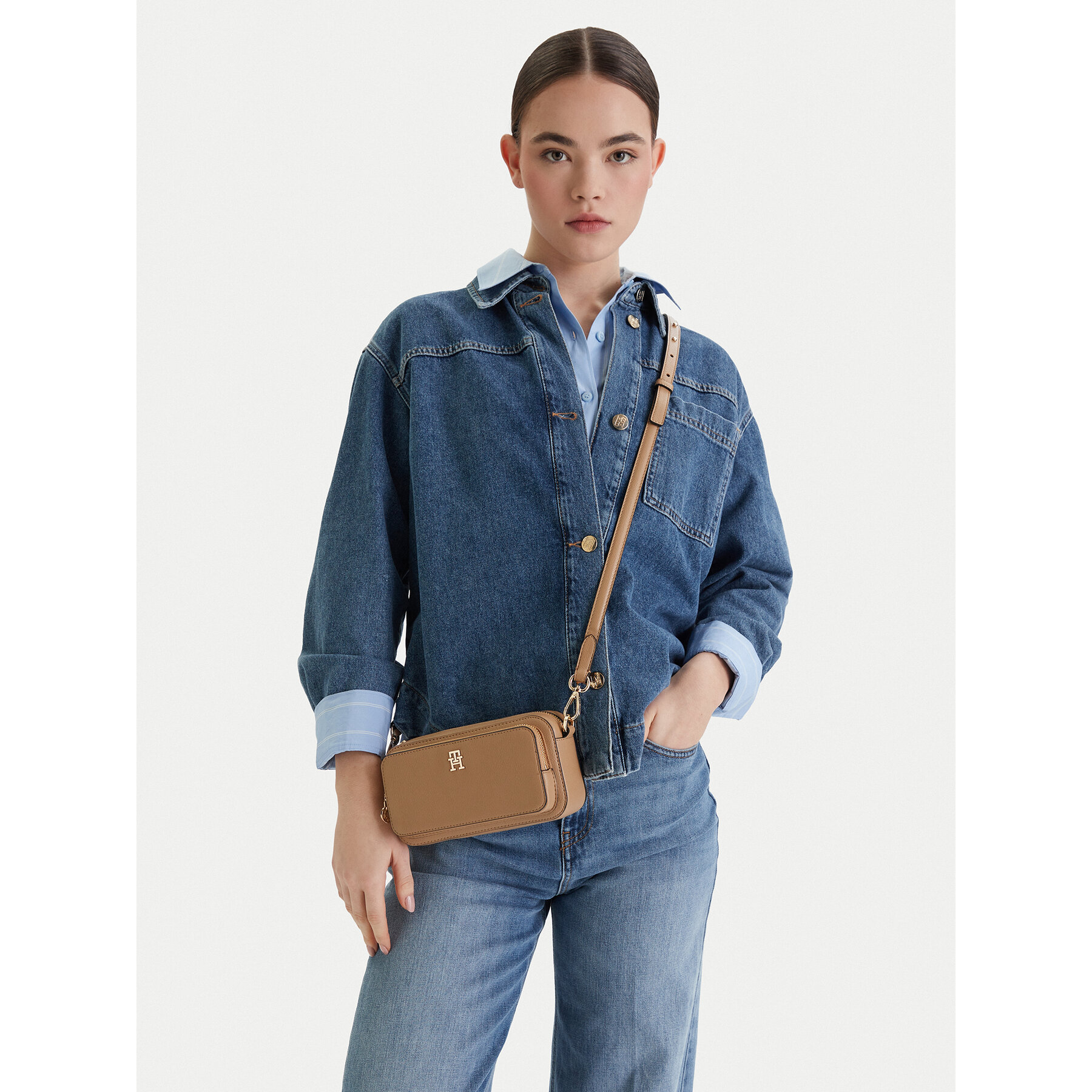 Torbica Tommy Hilfiger Th Daily Camera Bag AW0AW18377 Smeđa