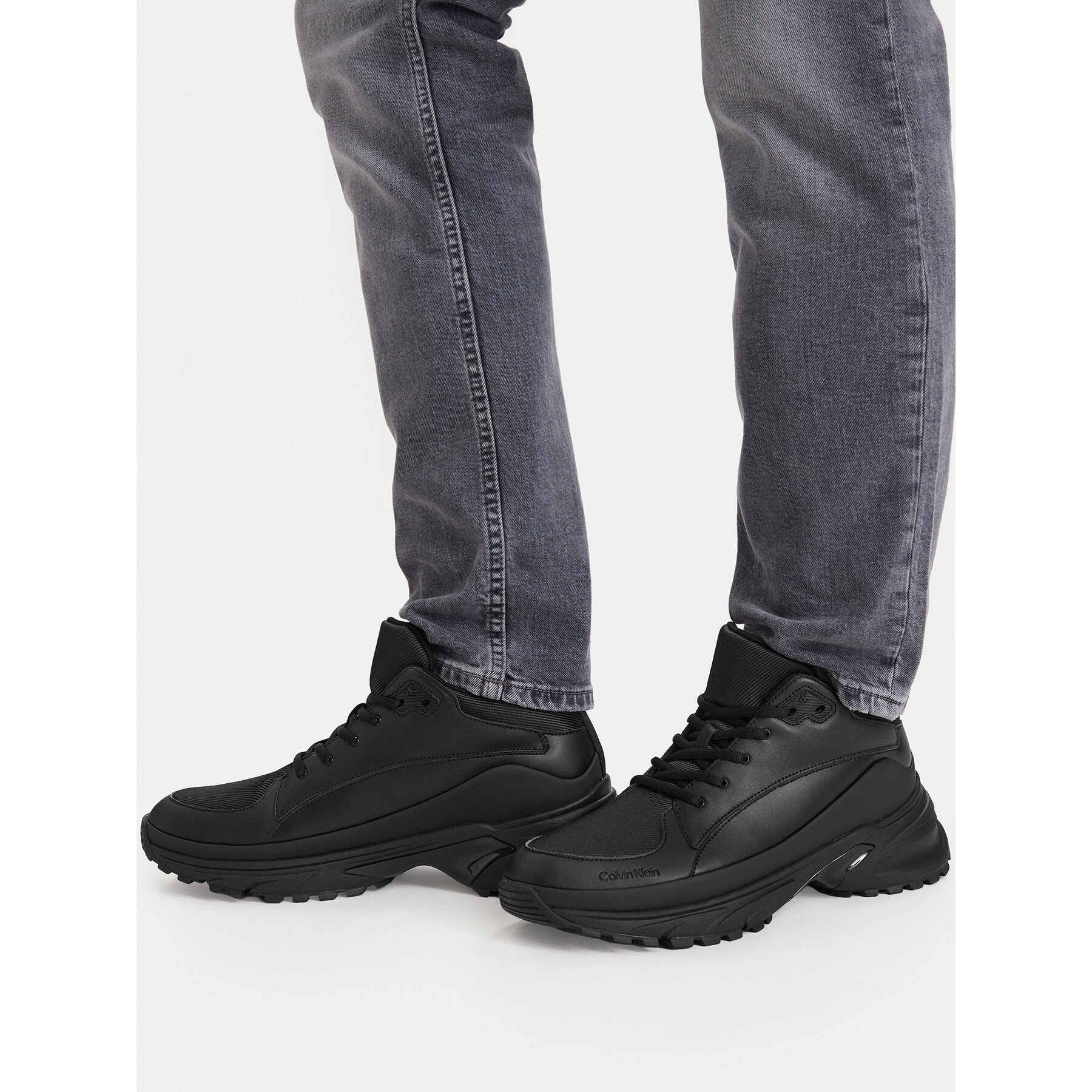 Tenisice Calvin Klein Hike Runner Mid Laceup Tech Mix YM0YM01418 Crna