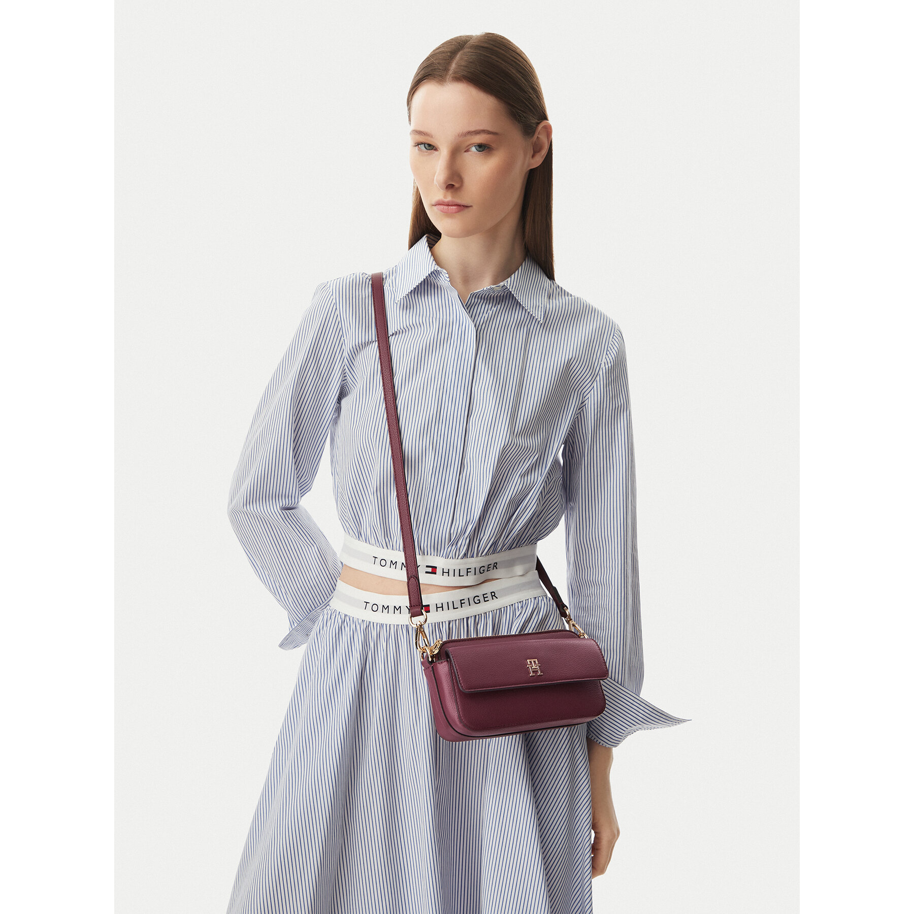 Ročna torba Tommy Hilfiger Th Icon Camera Bag AW0AW18721 Bordo rdeča