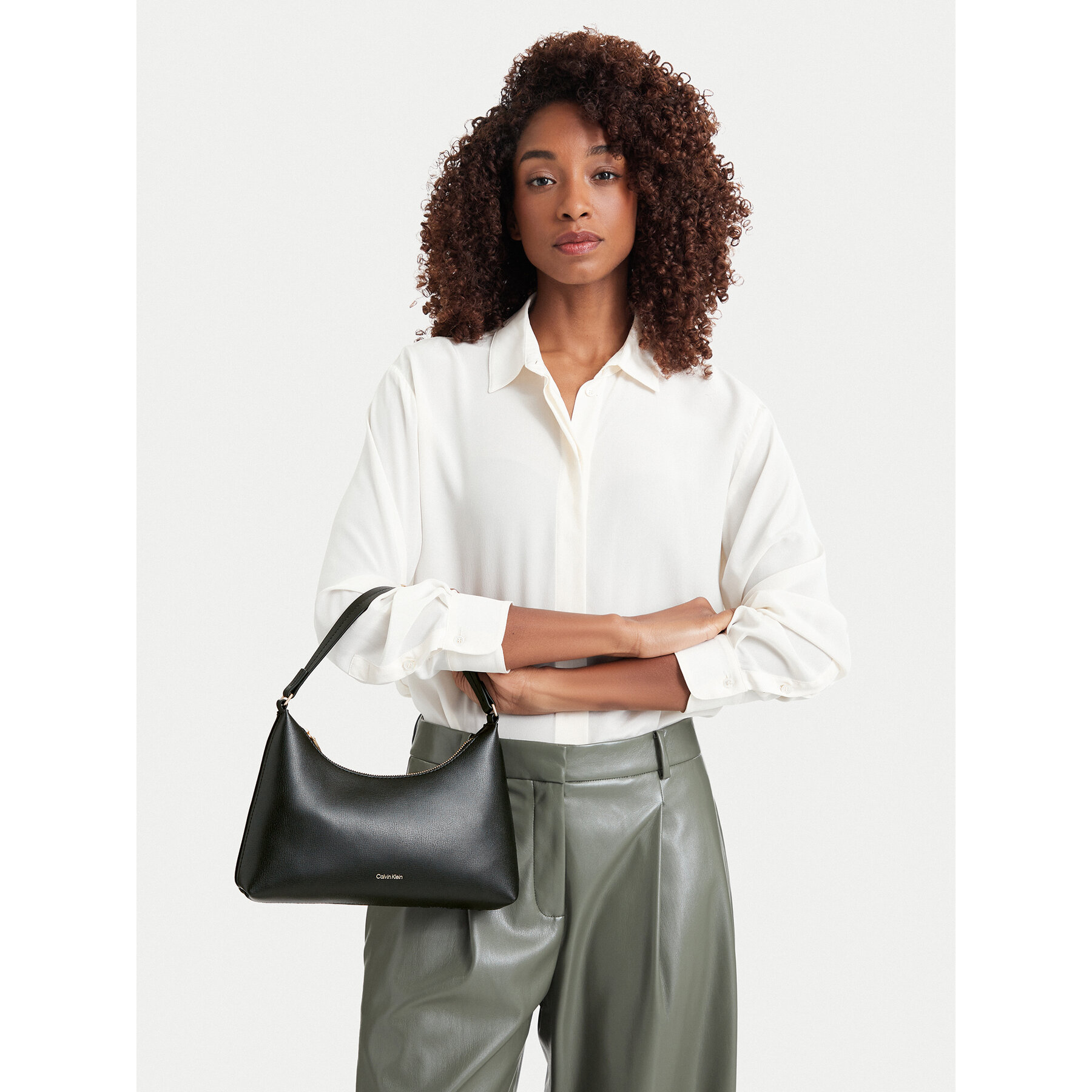 Kabelka Calvin Klein Foil Logo Small Shoulder Bag LV04F3890G Čierna
