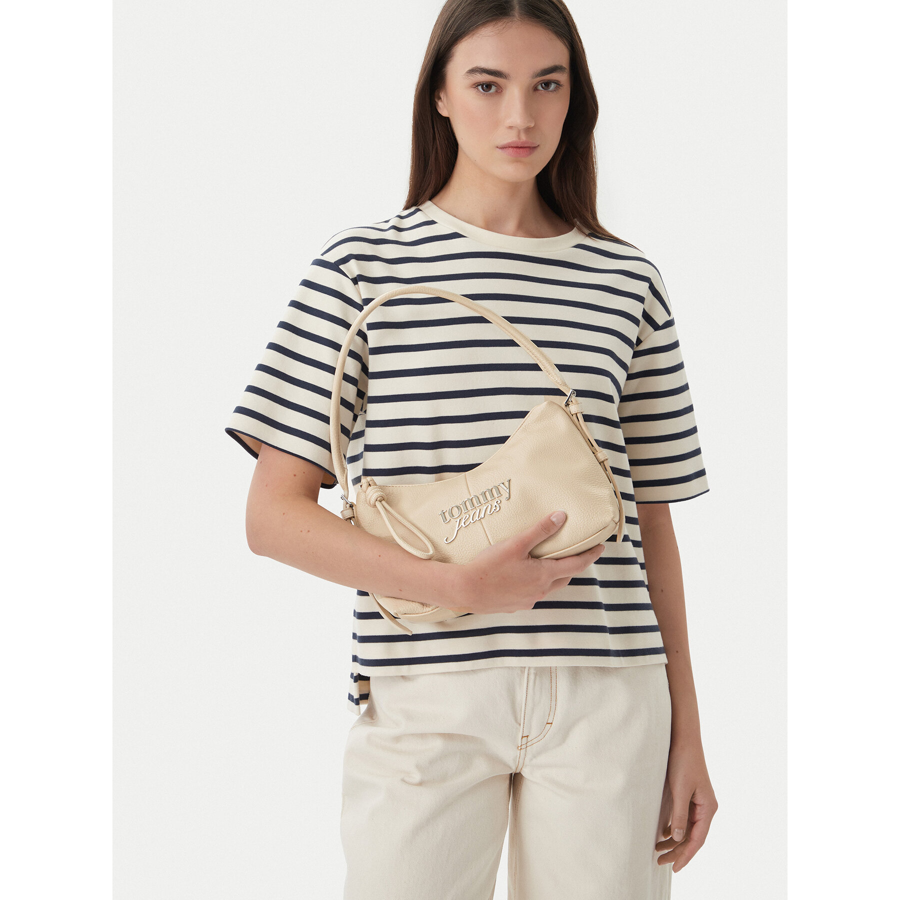 Дамска чанта Tommy Jeans Metal Logo Shoulder Bag AW0AW18468 Кремав